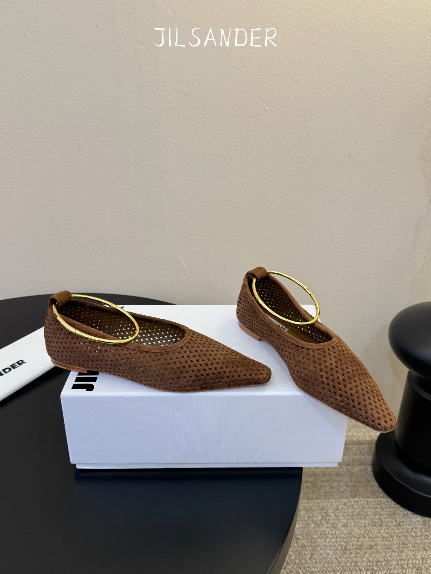 Jil sande* 𝟐𝟔𝐀𝐖新品网眼尖头鞋｜先锋与优雅的日常平衡 以透气网眼重构尖头鞋的经典轮廓 金属