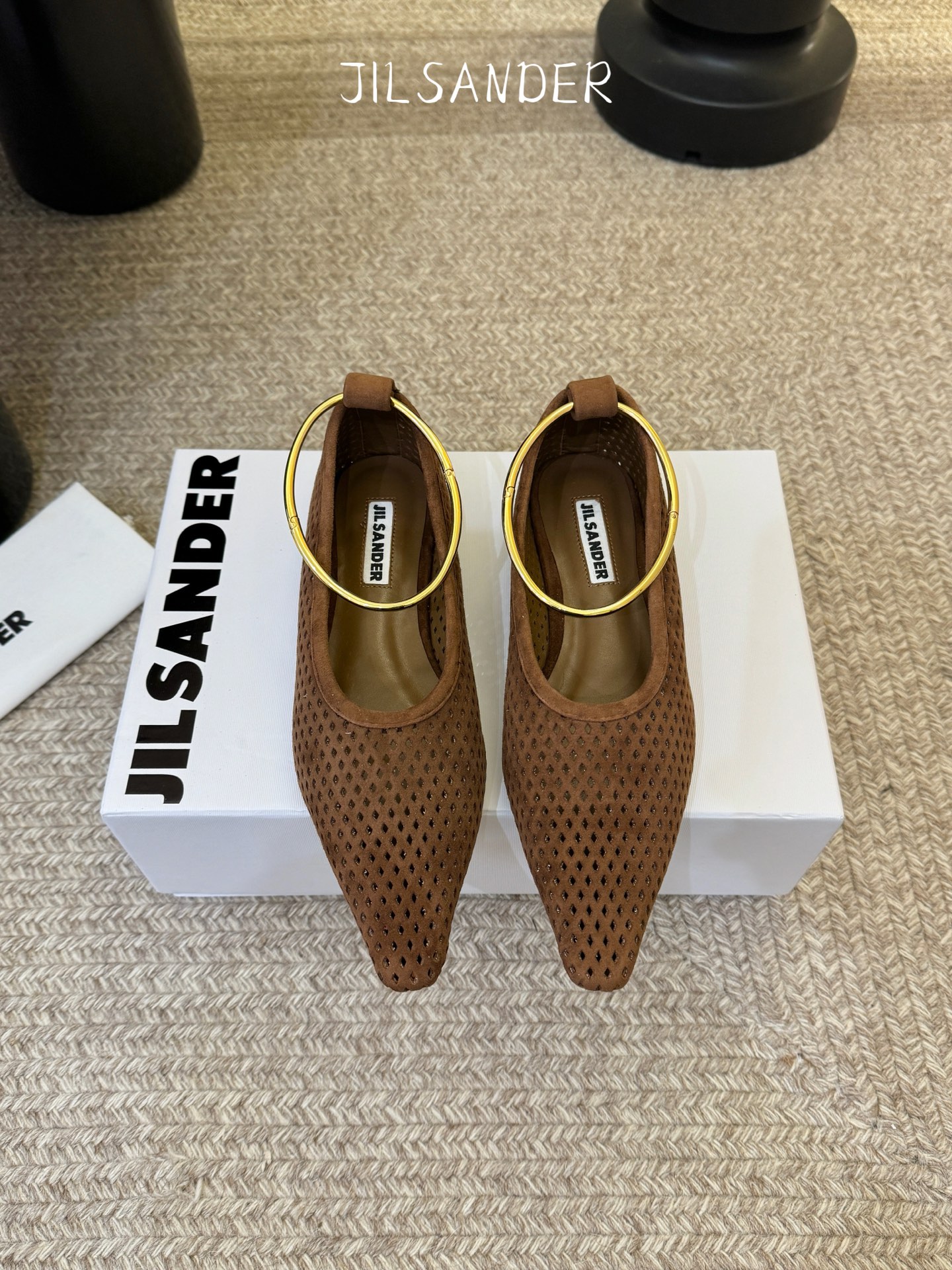 Jil sande* 𝟐𝟔𝐀𝐖新品网眼尖头鞋｜先锋与优雅的日常平衡 以透气网眼重构尖头鞋的经典轮廓 金属