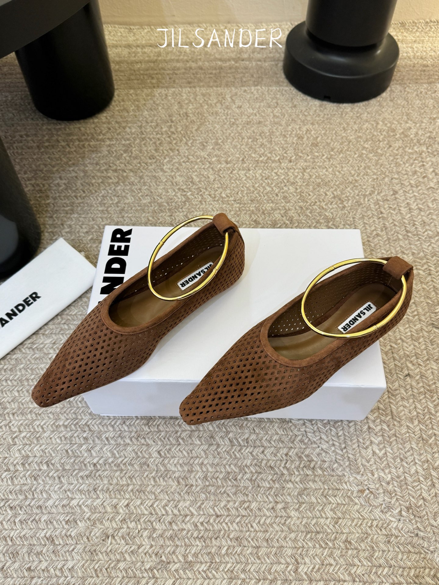 Jil sande* 𝟐𝟔𝐀𝐖新品网眼尖头鞋｜先锋与优雅的日常平衡 以透气网眼重构尖头鞋的经典轮廓 金属