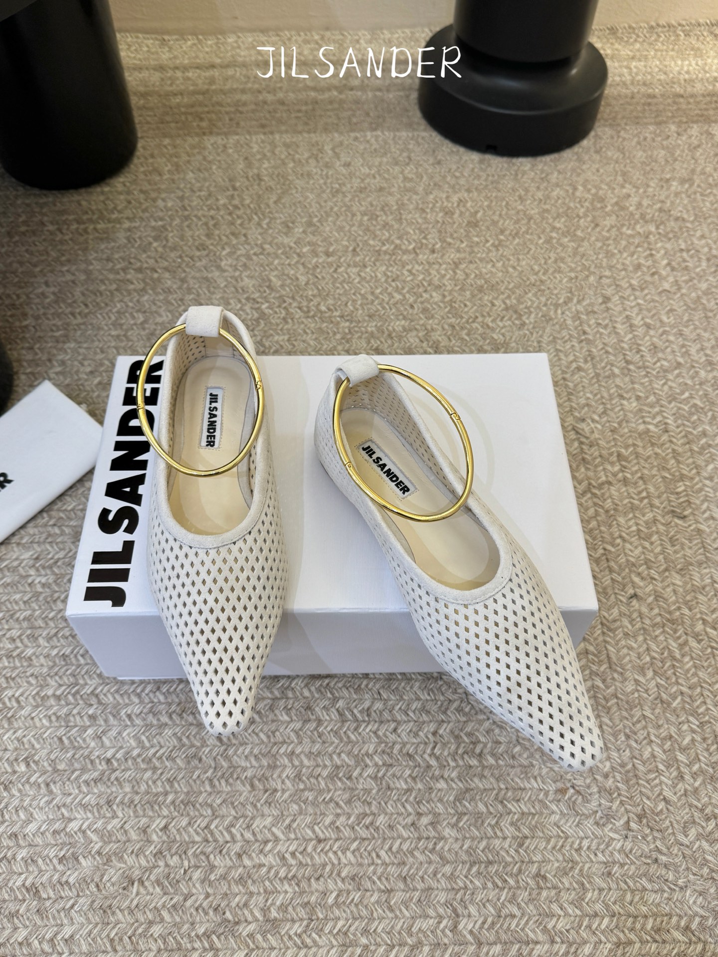 Jil sande* 𝟐𝟔𝐀𝐖新品网眼尖头鞋｜先锋与优雅的日常平衡 以透气网眼重构尖头鞋的经典轮廓 金属