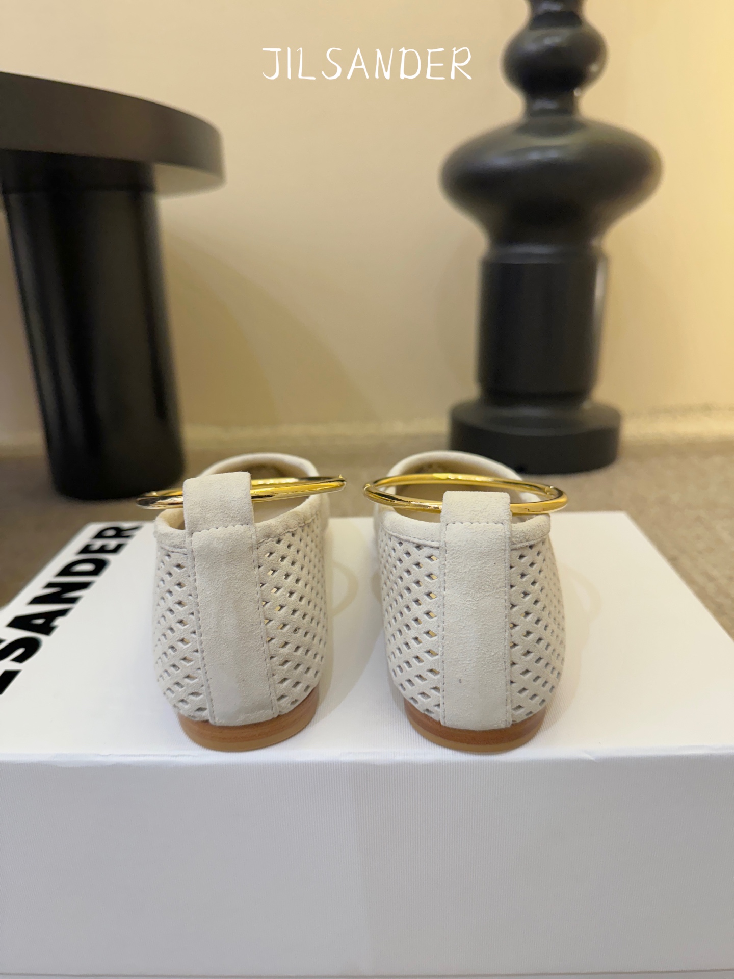 Jil sande* 𝟐𝟔𝐀𝐖新品网眼尖头鞋｜先锋与优雅的日常平衡 以透气网眼重构尖头鞋的经典轮廓 金属