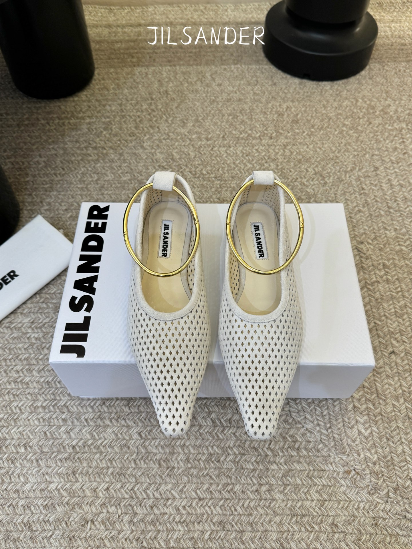 Jil sande* 𝟐𝟔𝐀𝐖新品网眼尖头鞋｜先锋与优雅的日常平衡 以透气网眼重构尖头鞋的经典轮廓 金属