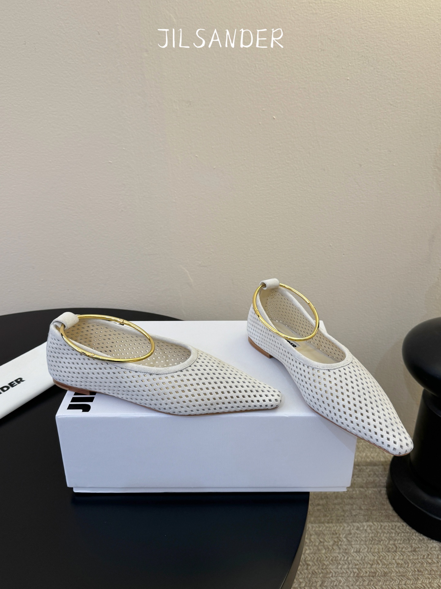 Jil sande* 𝟐𝟔𝐀𝐖新品网眼尖头鞋｜先锋与优雅的日常平衡 以透气网眼重构尖头鞋的经典轮廓 金属