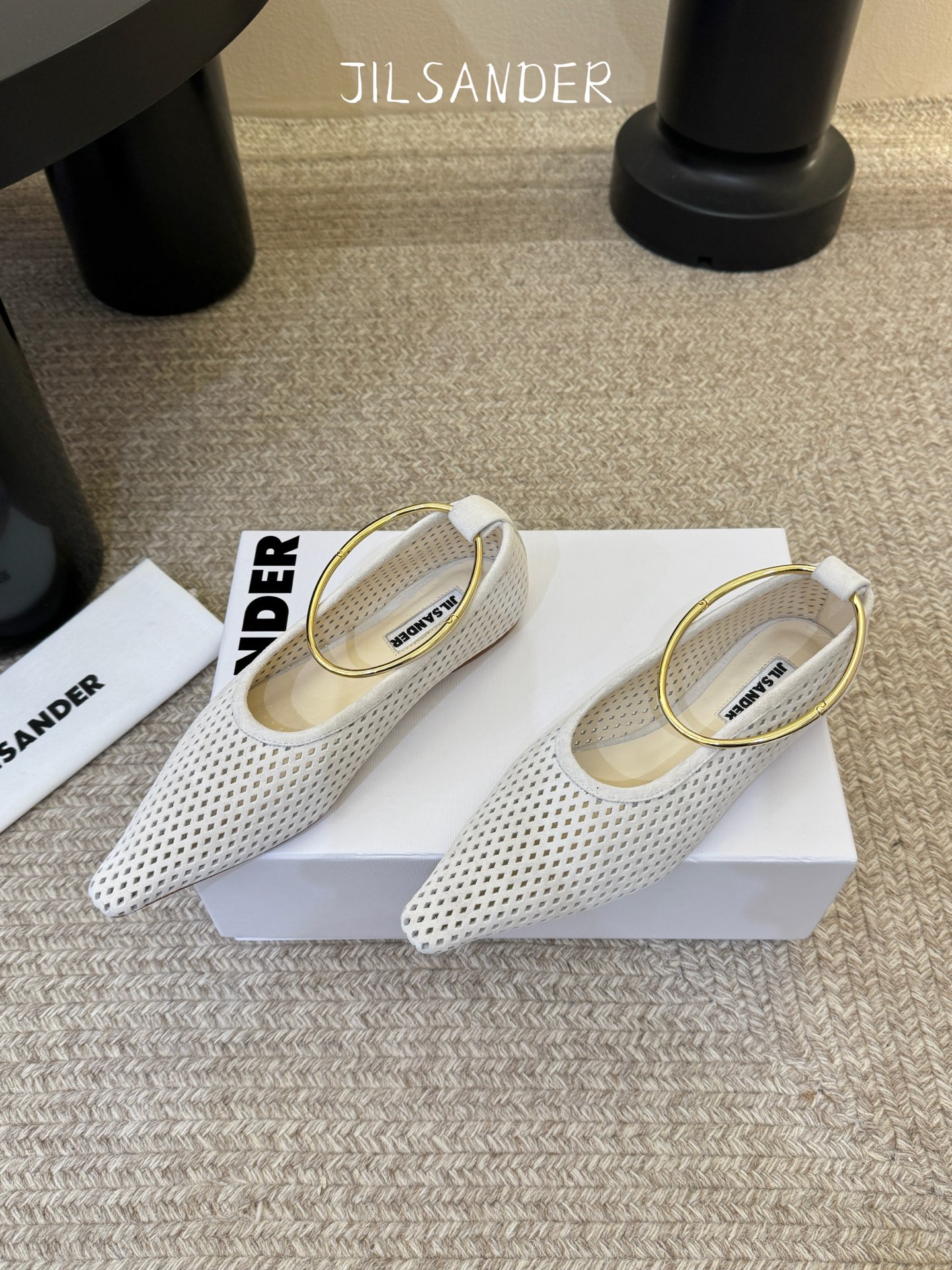 Jil sande* 𝟐𝟔𝐀𝐖新品网眼尖头鞋｜先锋与优雅的日常平衡 以透气网眼重构尖头鞋的经典轮廓 金属