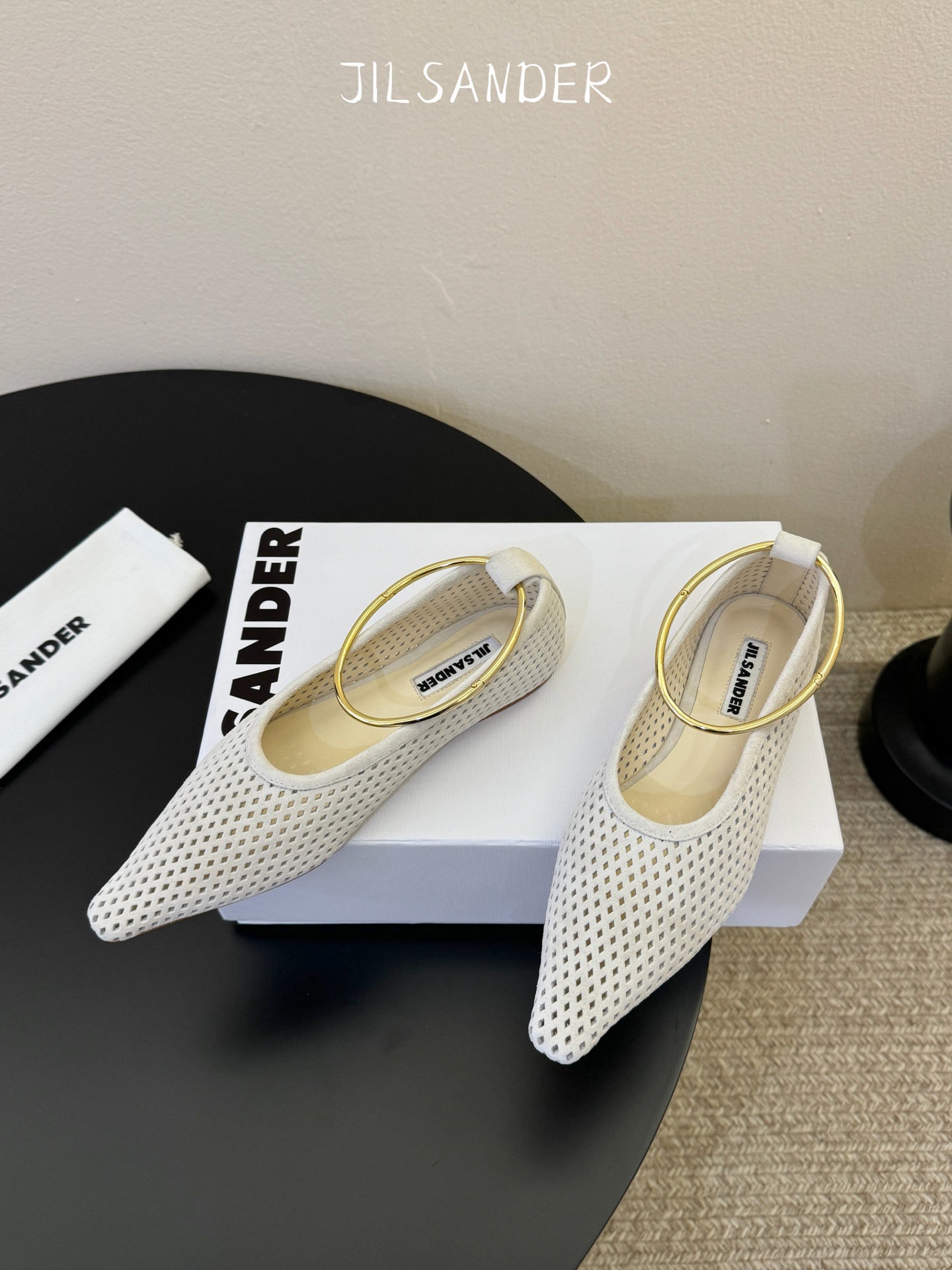 Jil sande* 𝟐𝟔𝐀𝐖新品网眼尖头鞋｜先锋与优雅的日常平衡 以透气网眼重构尖头鞋的经典轮廓 金属