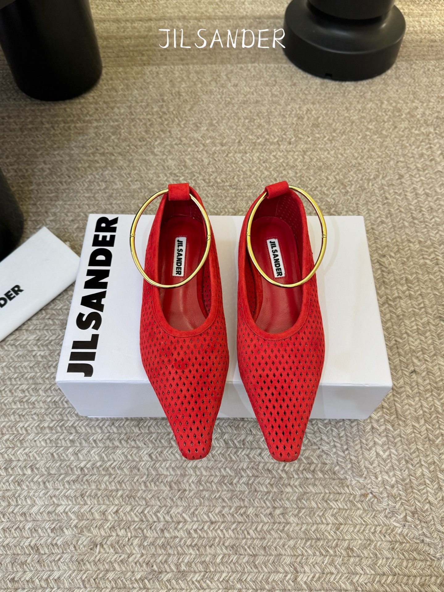 Jil sande* 𝟐𝟔𝐀𝐖新品网眼尖头鞋｜先锋与优雅的日常平衡 以透气网眼重构尖头鞋的经典轮廓 金属