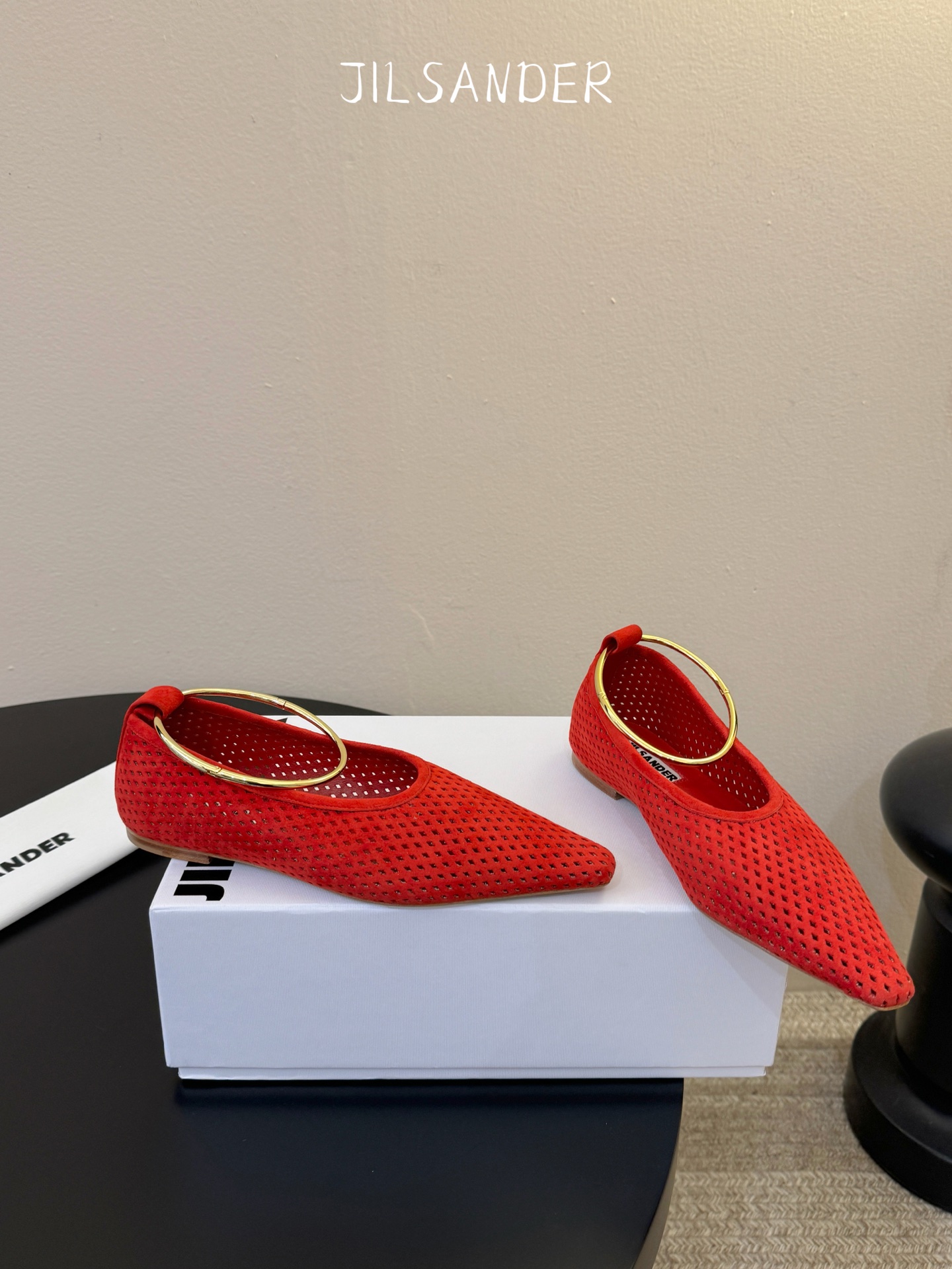 Jil sande* 𝟐𝟔𝐀𝐖新品网眼尖头鞋｜先锋与优雅的日常平衡 以透气网眼重构尖头鞋的经典轮廓 金属