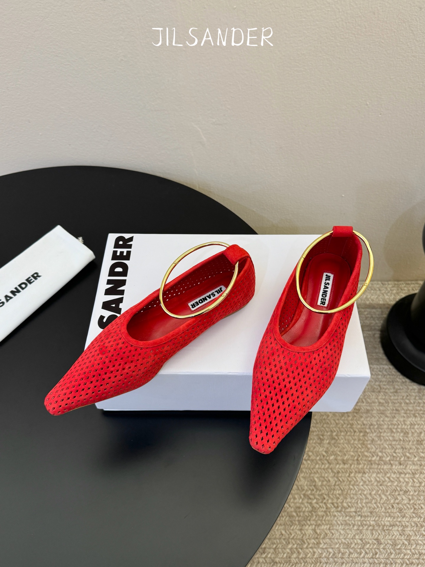 Jil sande* 𝟐𝟔𝐀𝐖新品网眼尖头鞋｜先锋与优雅的日常平衡 以透气网眼重构尖头鞋的经典轮廓 金属