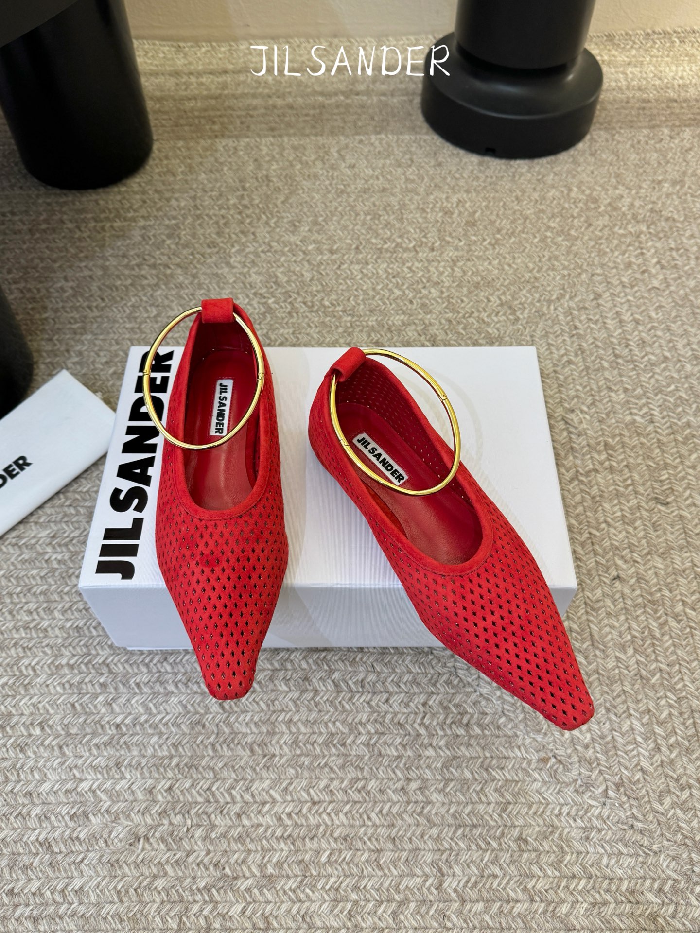 Jil sande* 𝟐𝟔𝐀𝐖新品网眼尖头鞋｜先锋与优雅的日常平衡 以透气网眼重构尖头鞋的经典轮廓 金属