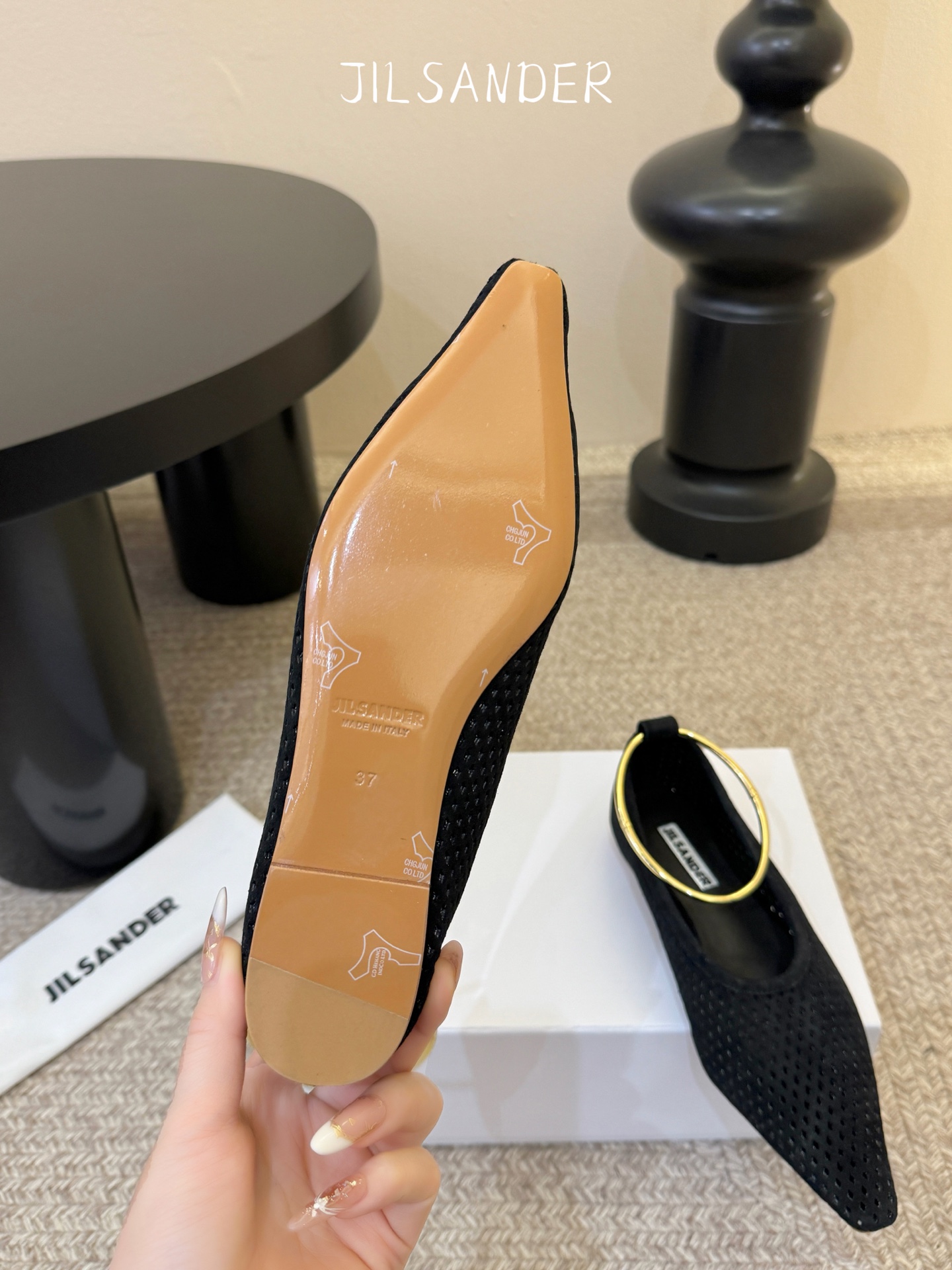 Jil sande* 𝟐𝟔𝐀𝐖新品网眼尖头鞋｜先锋与优雅的日常平衡 以透气网眼重构尖头鞋的经典轮廓 金属