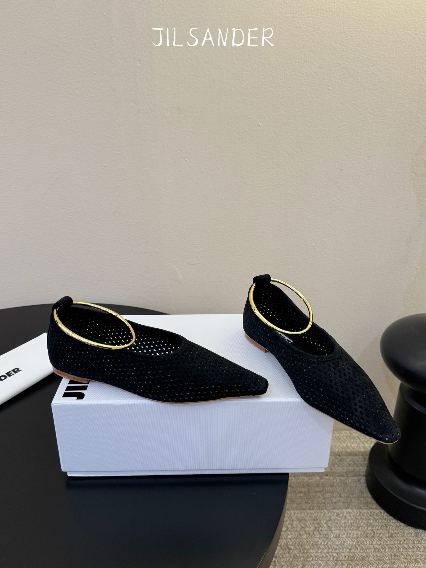 Jil sande* 𝟐𝟔𝐀𝐖新品网眼尖头鞋｜先锋与优雅的日常平衡 以透气网眼重构尖头鞋的经典轮廓 金属