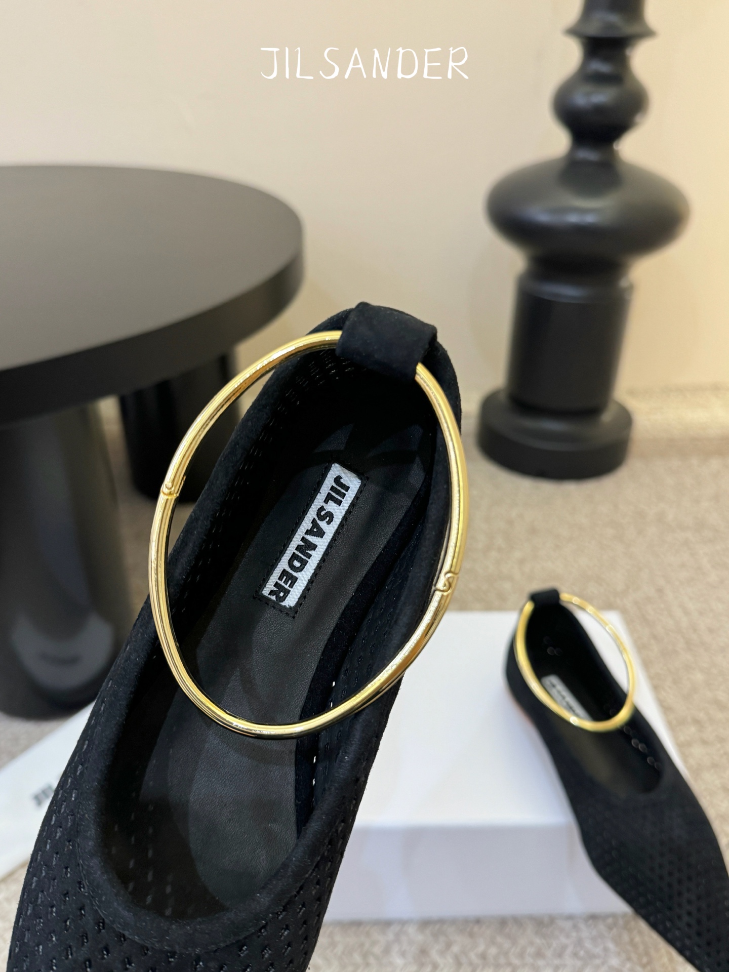 Jil sande* 𝟐𝟔𝐀𝐖新品网眼尖头鞋｜先锋与优雅的日常平衡 以透气网眼重构尖头鞋的经典轮廓 金属