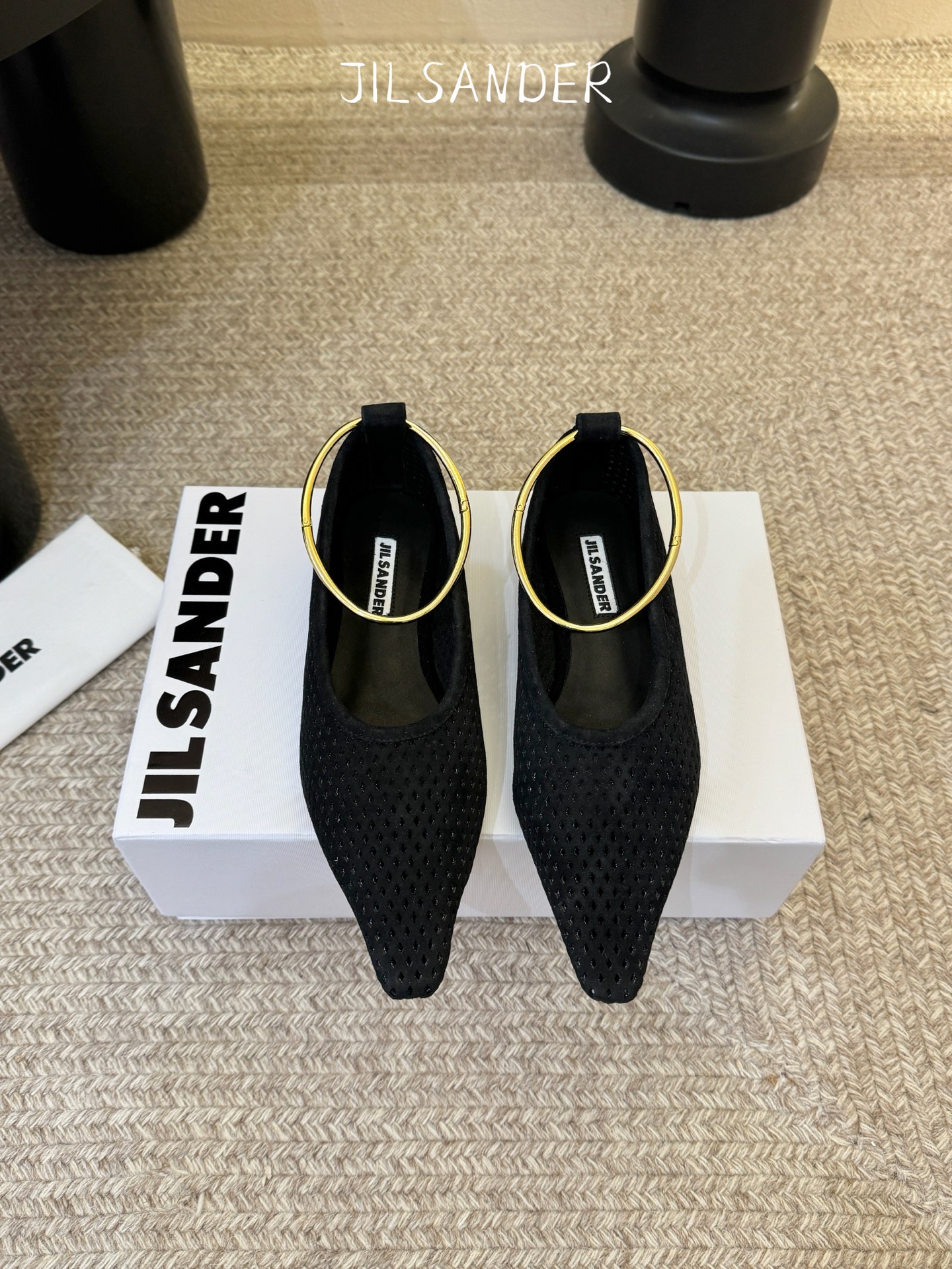 Jil sande* 𝟐𝟔𝐀𝐖新品网眼尖头鞋｜先锋与优雅的日常平衡 以透气网眼重构尖头鞋的经典轮廓 金属