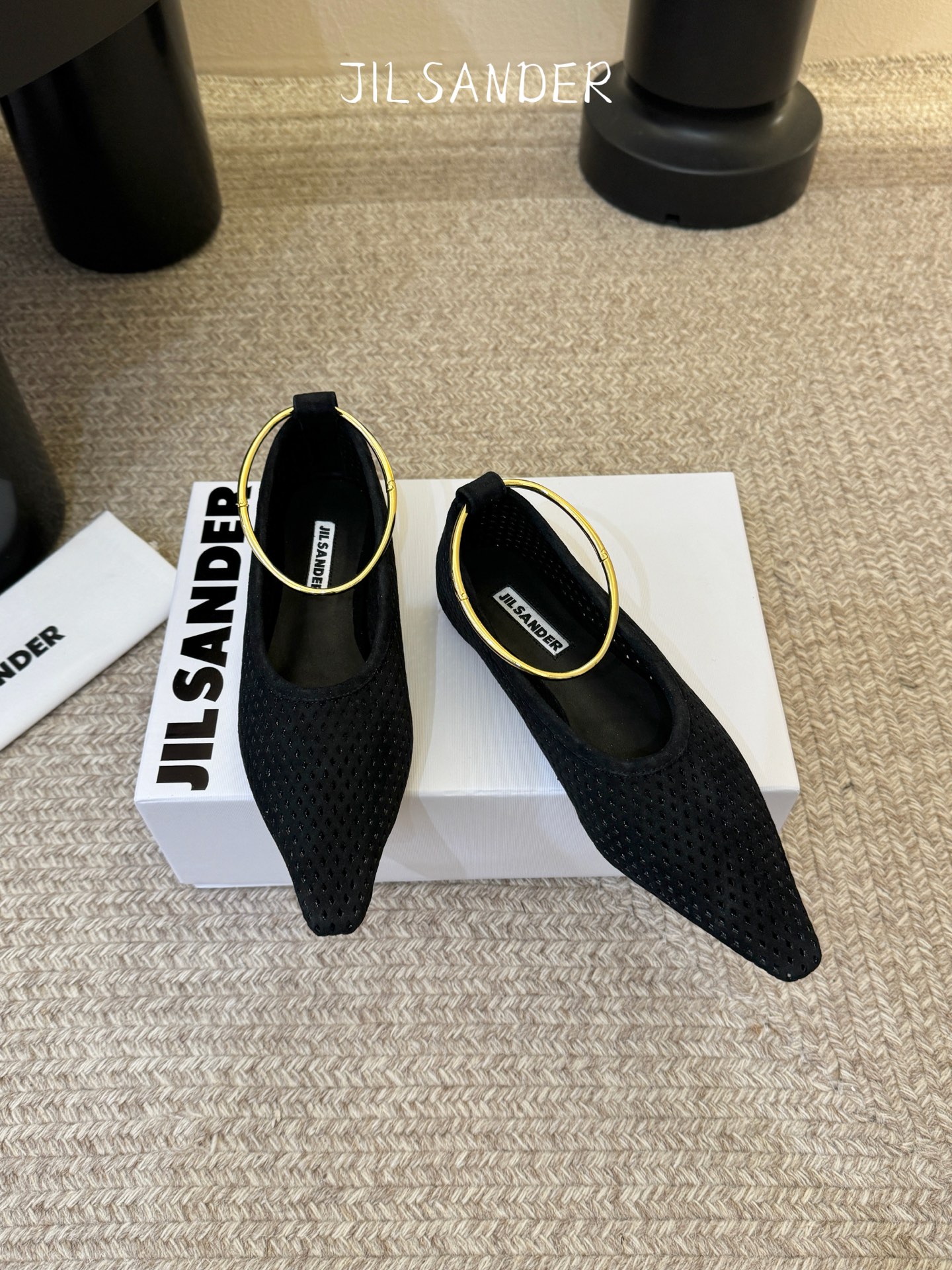 Jil sande* 𝟐𝟔𝐀𝐖新品网眼尖头鞋｜先锋与优雅的日常平衡 以透气网眼重构尖头鞋的经典轮廓 金属