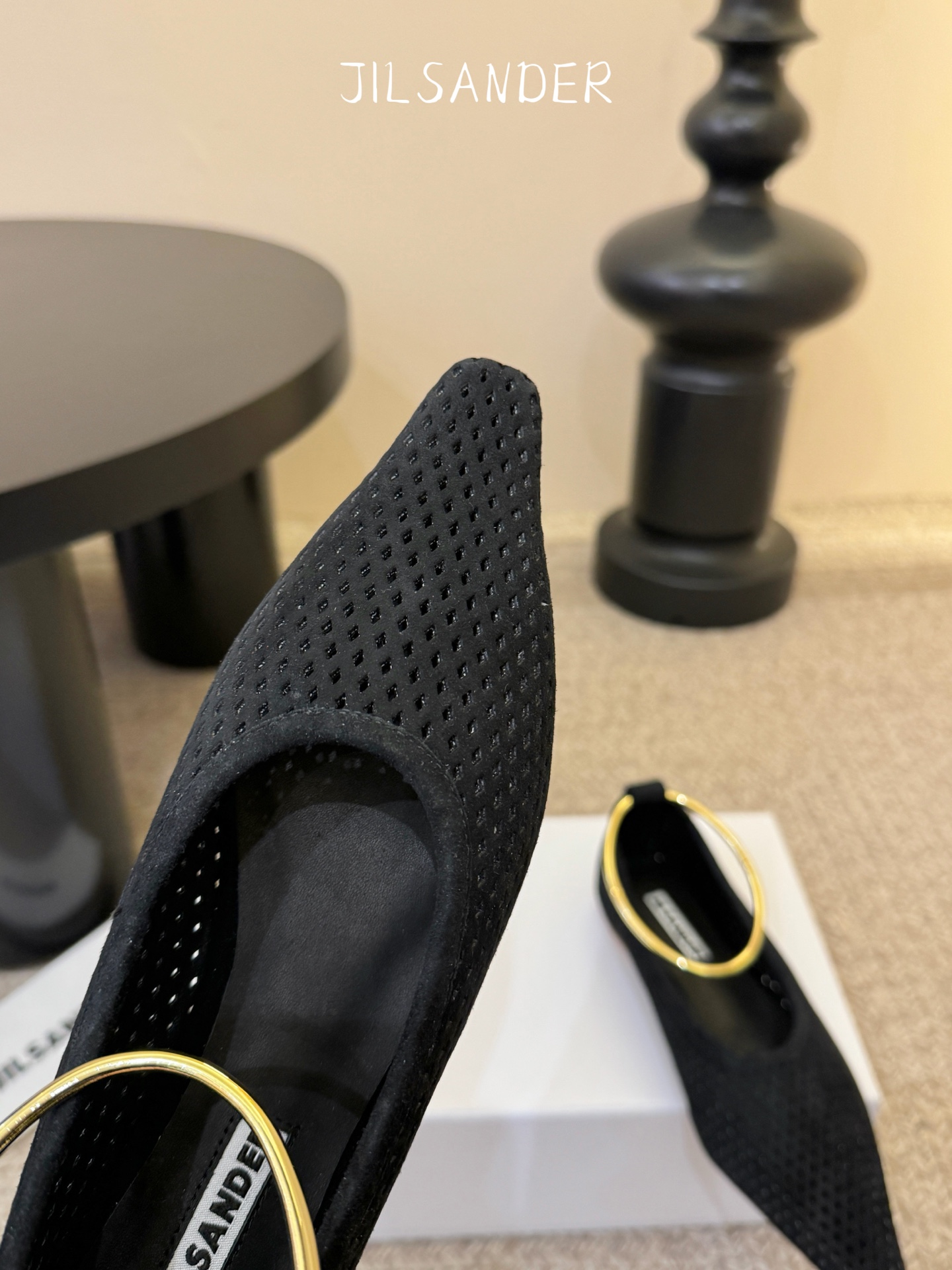 Jil sande* 𝟐𝟔𝐀𝐖新品网眼尖头鞋｜先锋与优雅的日常平衡 以透气网眼重构尖头鞋的经典轮廓 金属
