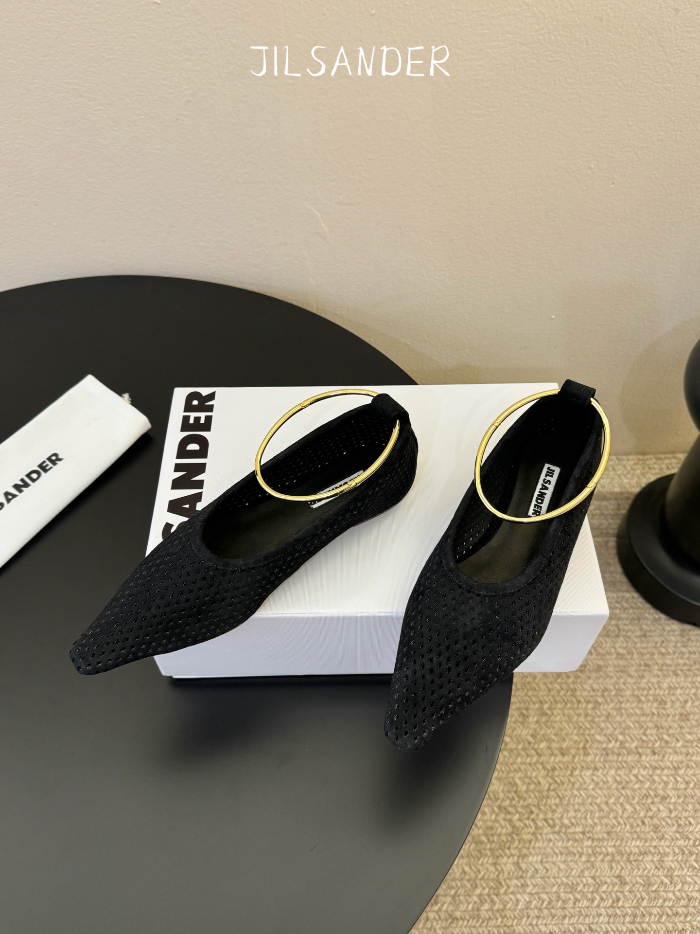 Jil sande* 𝟐𝟔𝐀𝐖新品网眼尖头鞋｜先锋与优雅的日常平衡 以透气网眼重构尖头鞋的经典轮廓 金属