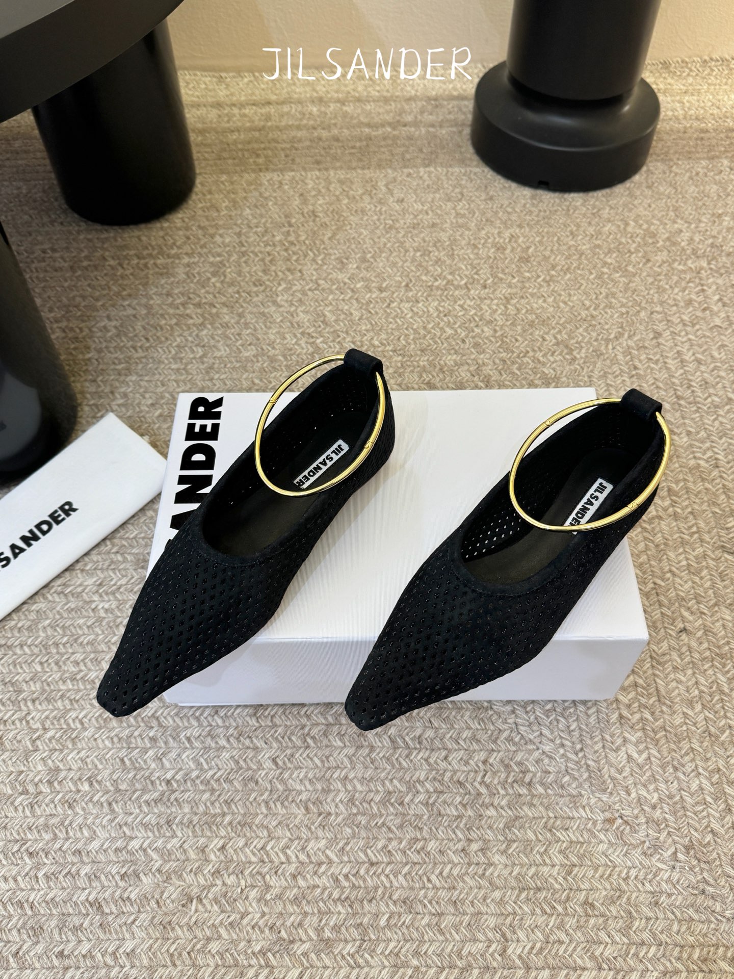 Jil sande* 𝟐𝟔𝐀𝐖新品网眼尖头鞋｜先锋与优雅的日常平衡 以透气网眼重构尖头鞋的经典轮廓 金属