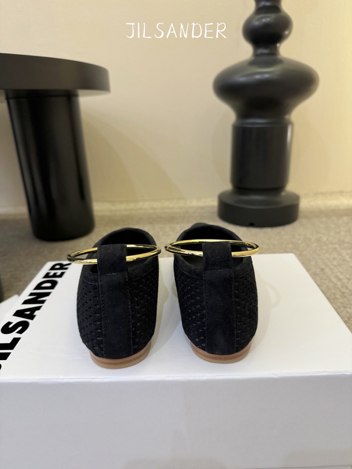 Jil sande* 𝟐𝟔𝐀𝐖新品网眼尖头鞋｜先锋与优雅的日常平衡 以透气网眼重构尖头鞋的经典轮廓 金属