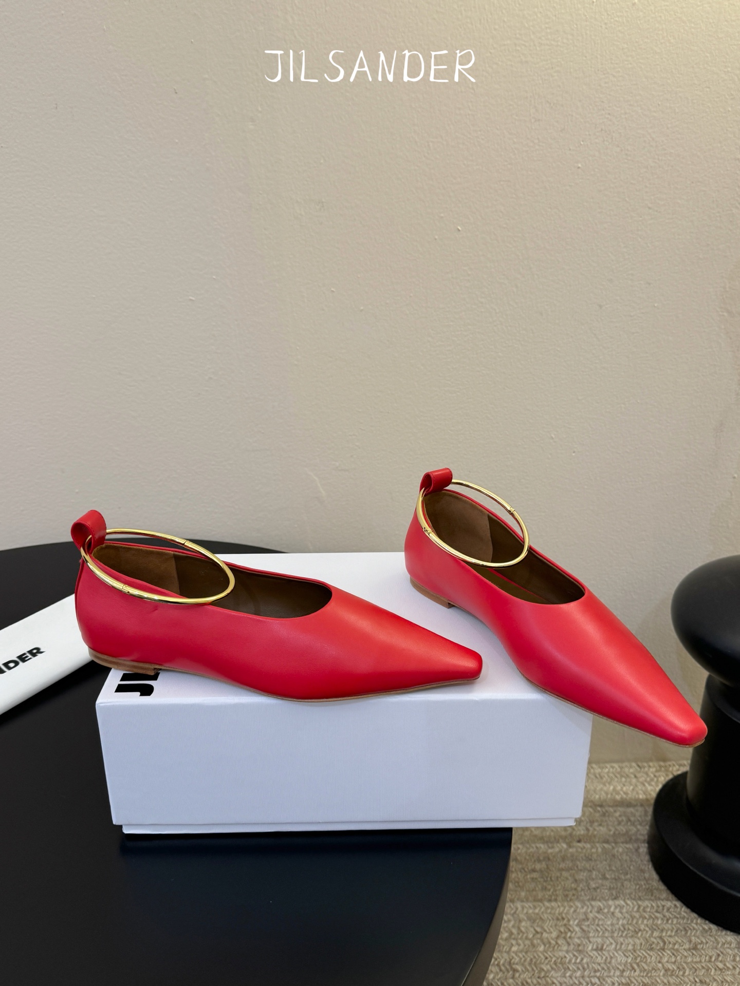 Jil sande* 𝟐𝟔𝐀𝐖新品 金属环单鞋｜极简美学的日常平衡 将极简主义注入尖头鞋的优雅基因 细腻