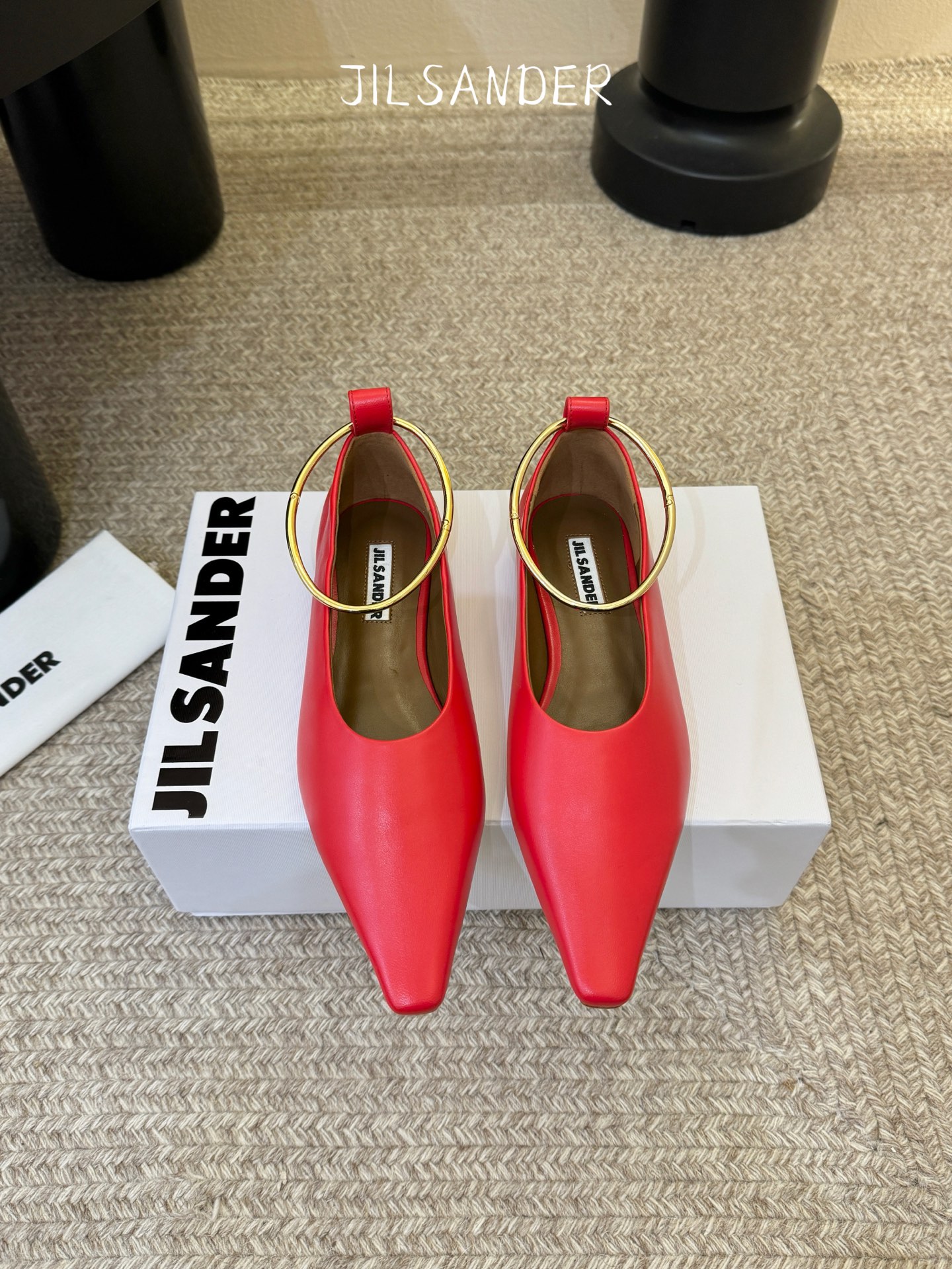 Jil sande* 𝟐𝟔𝐀𝐖新品 金属环单鞋｜极简美学的日常平衡 将极简主义注入尖头鞋的优雅基因 细腻