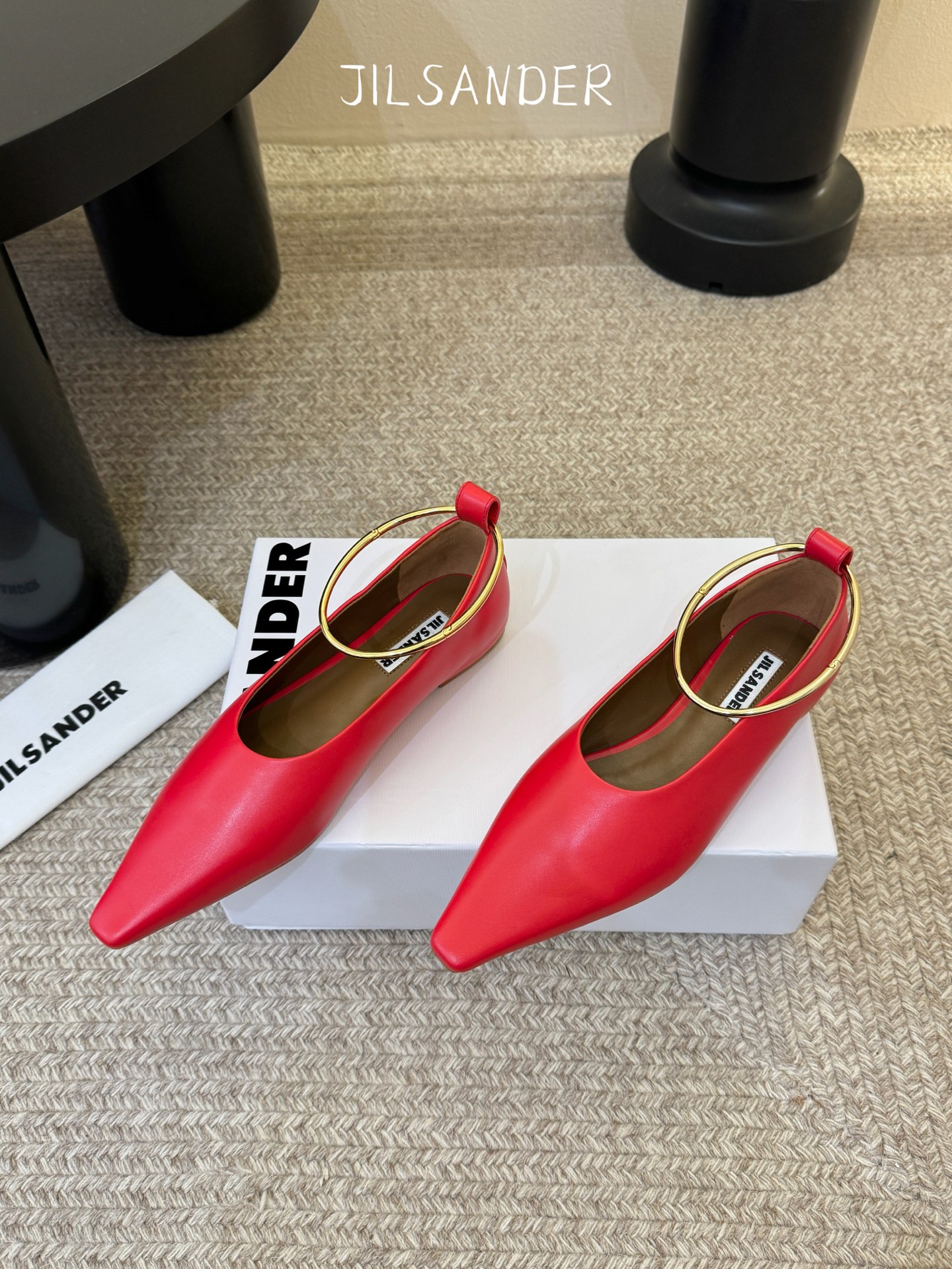 Jil sande* 𝟐𝟔𝐀𝐖新品 金属环单鞋｜极简美学的日常平衡 将极简主义注入尖头鞋的优雅基因 细腻