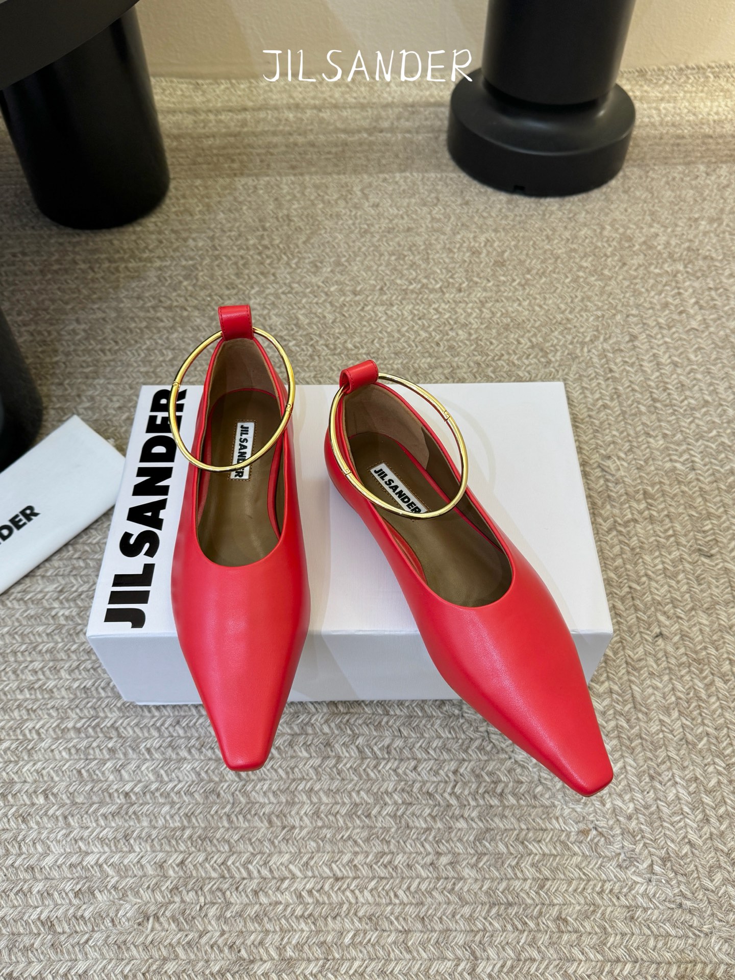 Jil sande* 𝟐𝟔𝐀𝐖新品 金属环单鞋｜极简美学的日常平衡 将极简主义注入尖头鞋的优雅基因 细腻