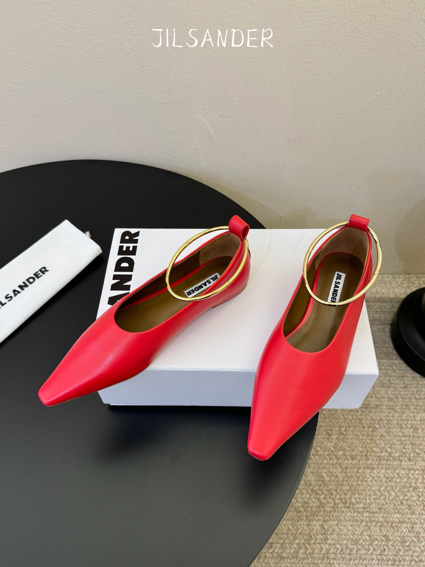 Jil sande* 𝟐𝟔𝐀𝐖新品 金属环单鞋｜极简美学的日常平衡 将极简主义注入尖头鞋的优雅基因 细腻