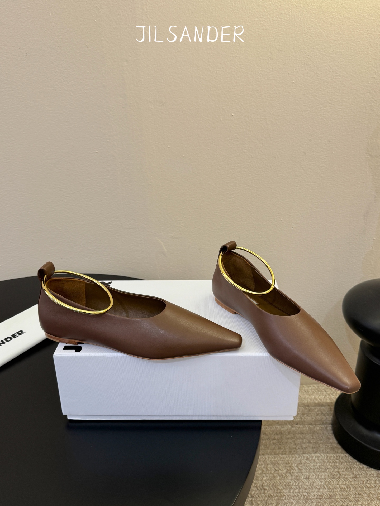 Jil sande* 𝟐𝟔𝐀𝐖新品 金属环单鞋｜极简美学的日常平衡 将极简主义注入尖头鞋的优雅基因 细腻