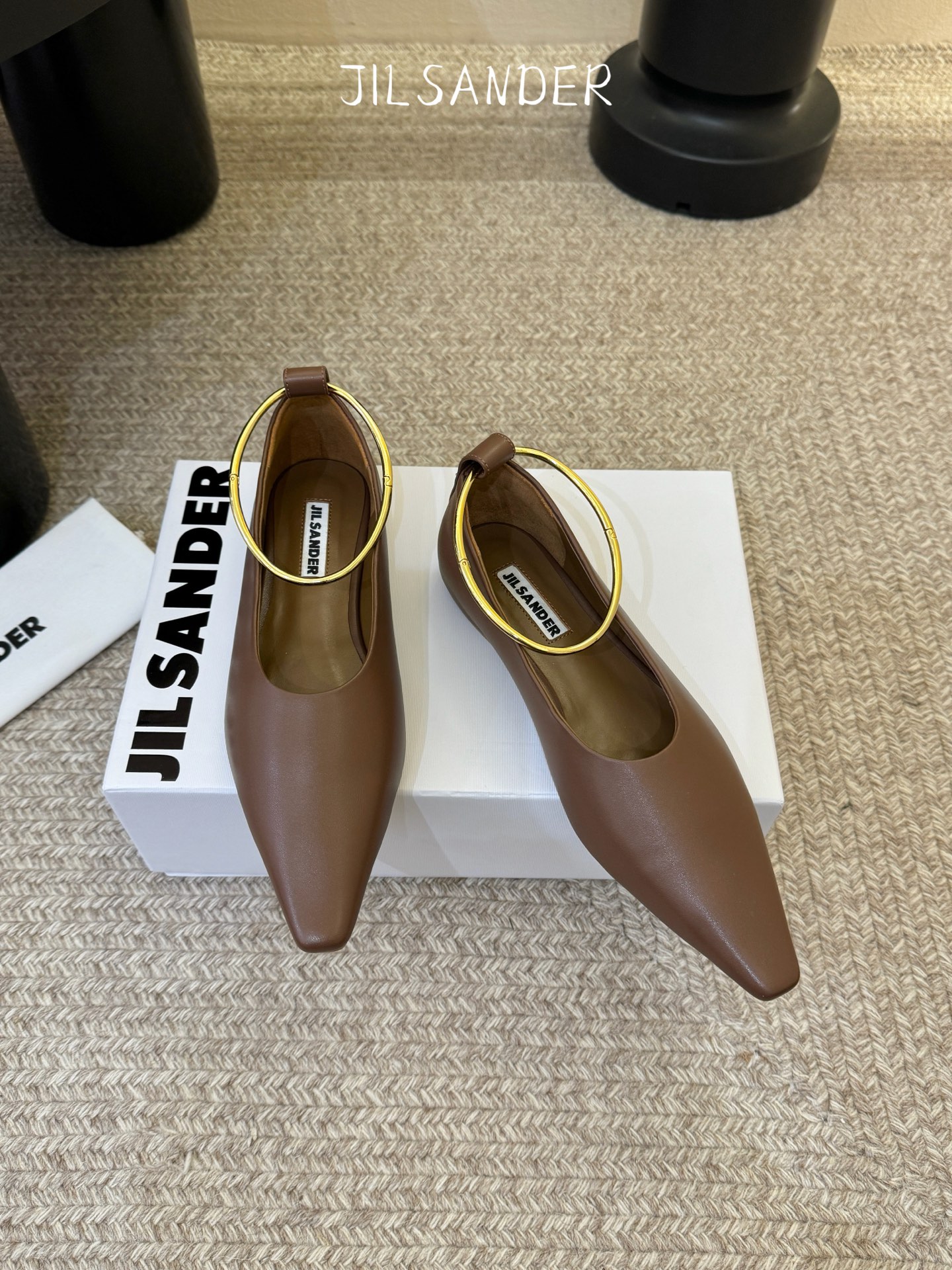 Jil sande* 𝟐𝟔𝐀𝐖新品 金属环单鞋｜极简美学的日常平衡 将极简主义注入尖头鞋的优雅基因 细腻