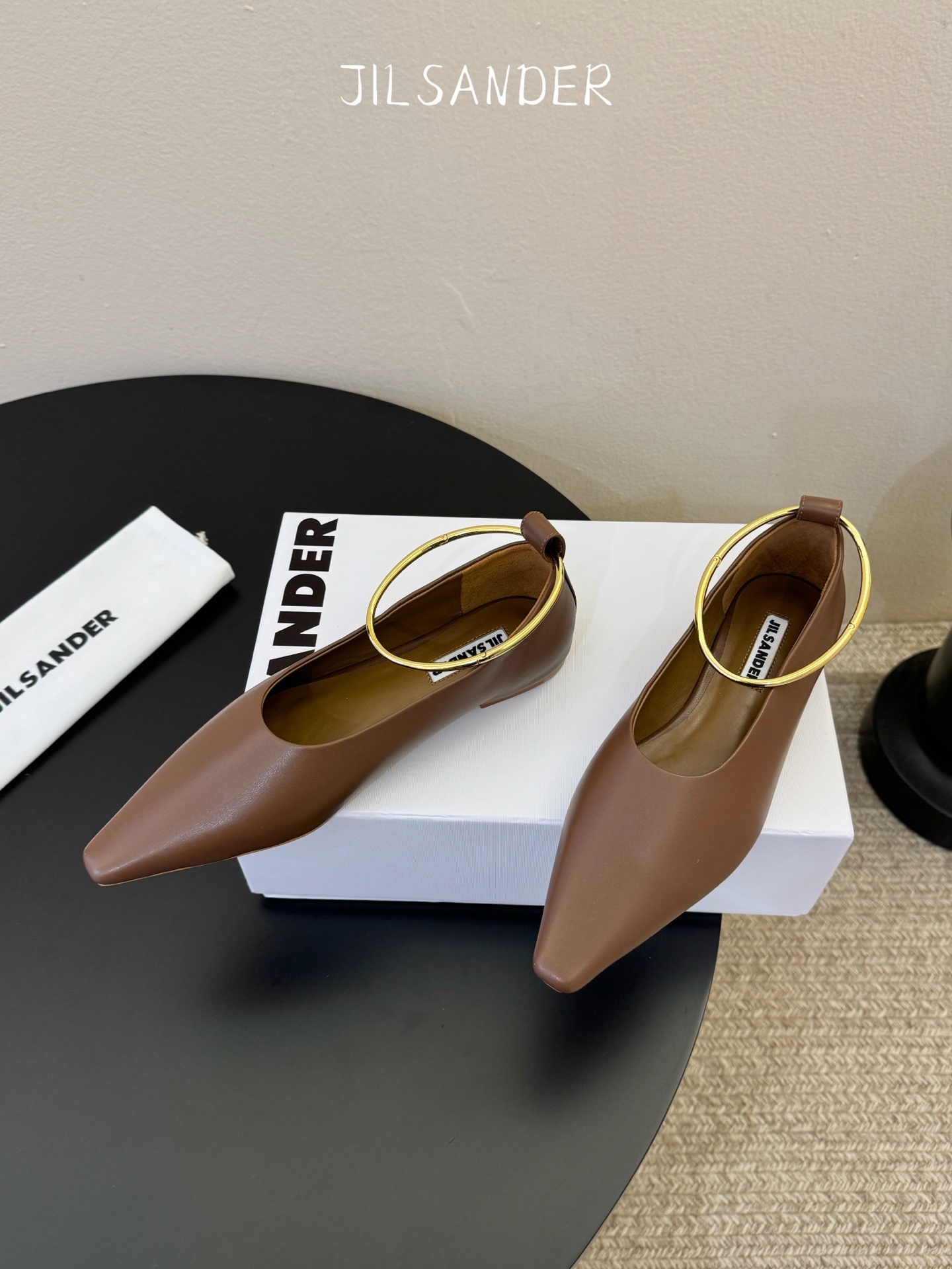 Jil sande* 𝟐𝟔𝐀𝐖新品 金属环单鞋｜极简美学的日常平衡 将极简主义注入尖头鞋的优雅基因 细腻