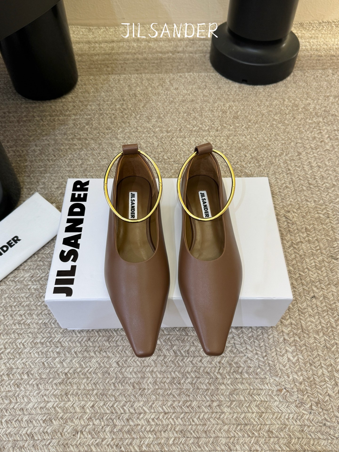 Jil sande* 𝟐𝟔𝐀𝐖新品 金属环单鞋｜极简美学的日常平衡 将极简主义注入尖头鞋的优雅基因 细腻