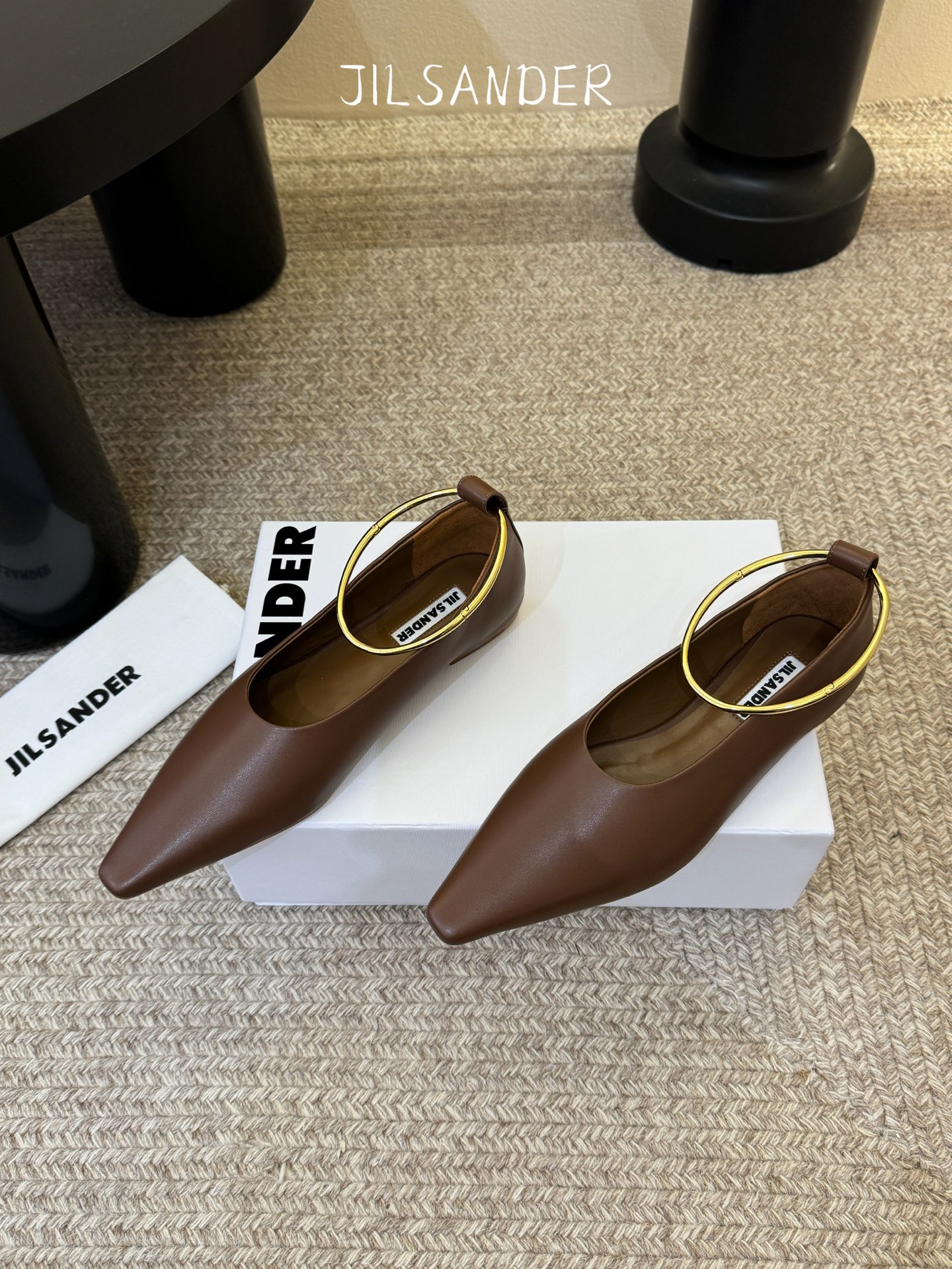 Jil sande* 𝟐𝟔𝐀𝐖新品 金属环单鞋｜极简美学的日常平衡 将极简主义注入尖头鞋的优雅基因 细腻