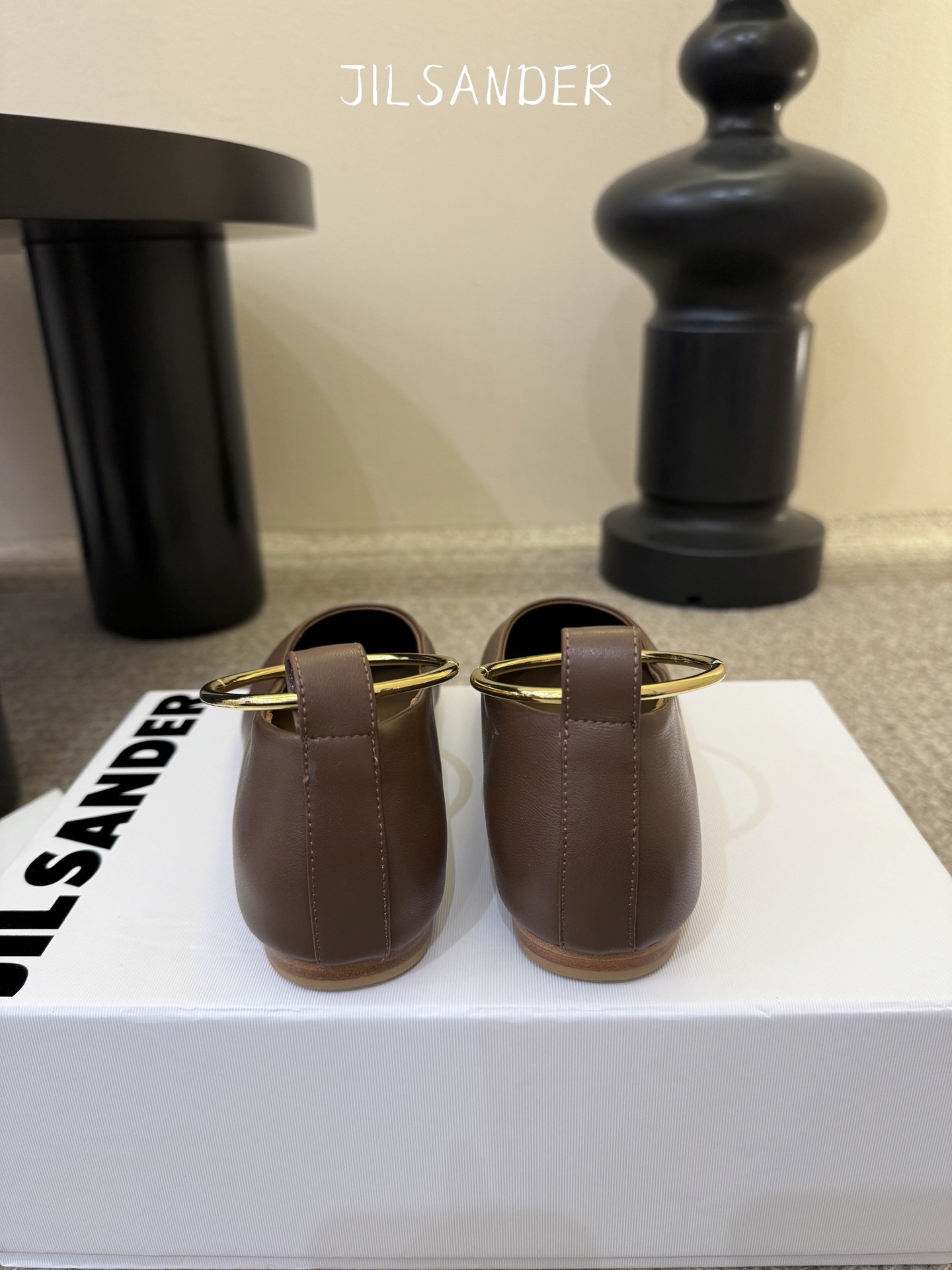 Jil sande* 𝟐𝟔𝐀𝐖新品 金属环单鞋｜极简美学的日常平衡 将极简主义注入尖头鞋的优雅基因 细腻