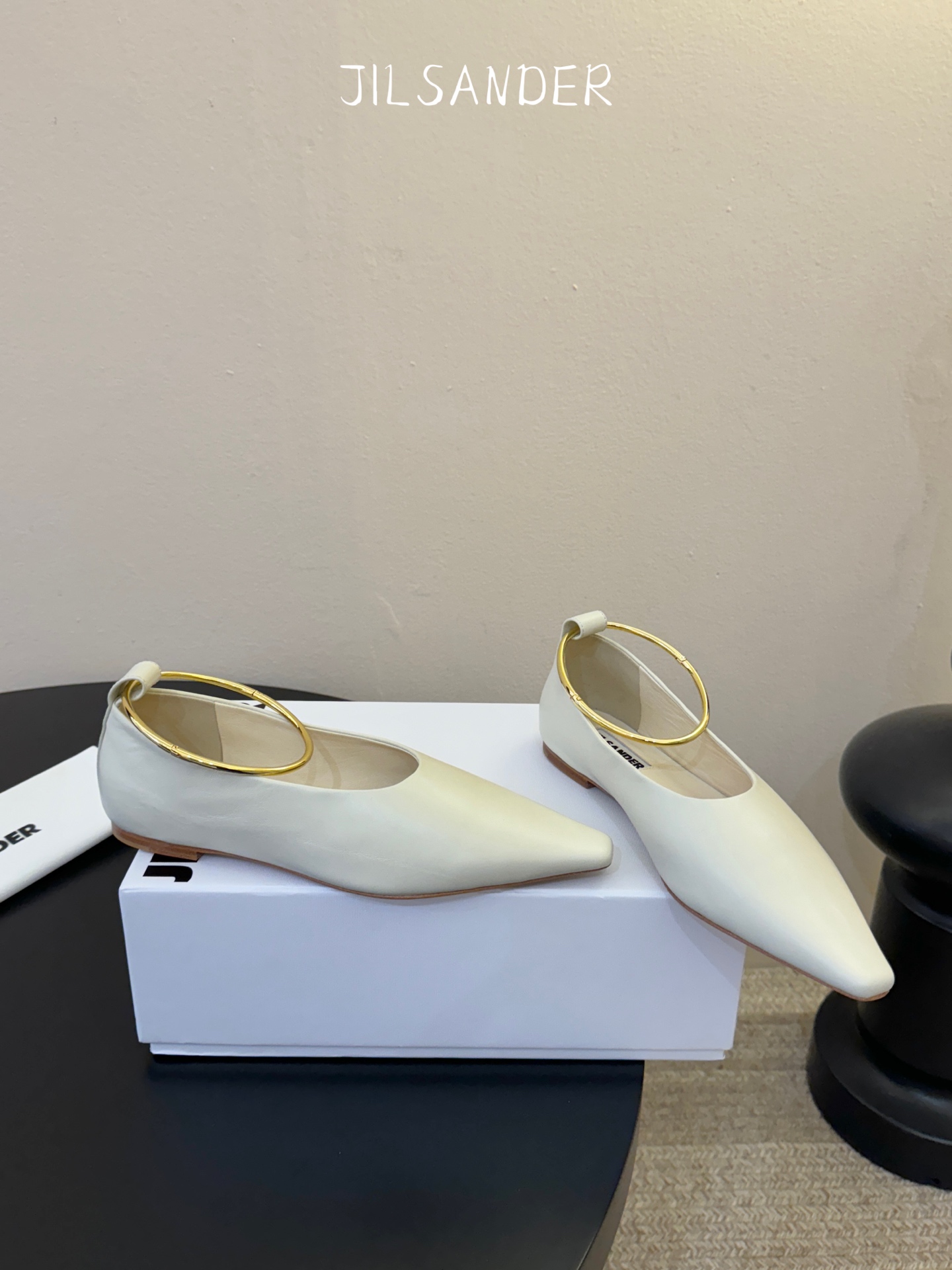 Jil sande* 𝟐𝟔𝐀𝐖新品 金属环单鞋｜极简美学的日常平衡 将极简主义注入尖头鞋的优雅基因 细腻