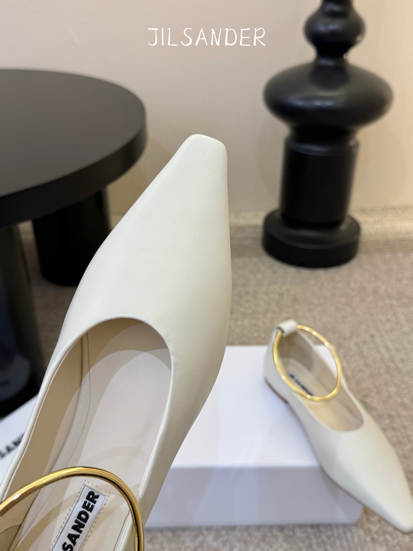 Jil sande* 𝟐𝟔𝐀𝐖新品 金属环单鞋｜极简美学的日常平衡 将极简主义注入尖头鞋的优雅基因 细腻