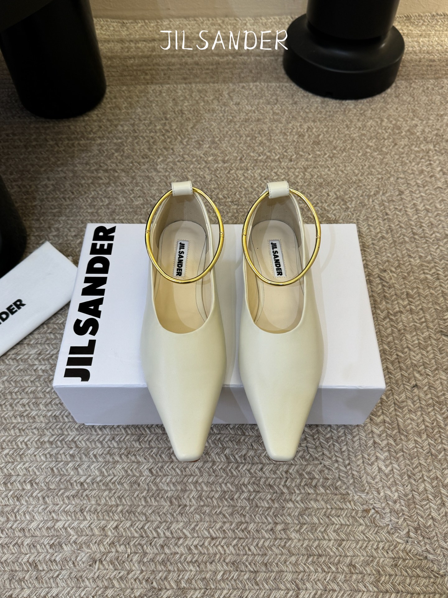 Jil sande* 𝟐𝟔𝐀𝐖新品 金属环单鞋｜极简美学的日常平衡 将极简主义注入尖头鞋的优雅基因 细腻