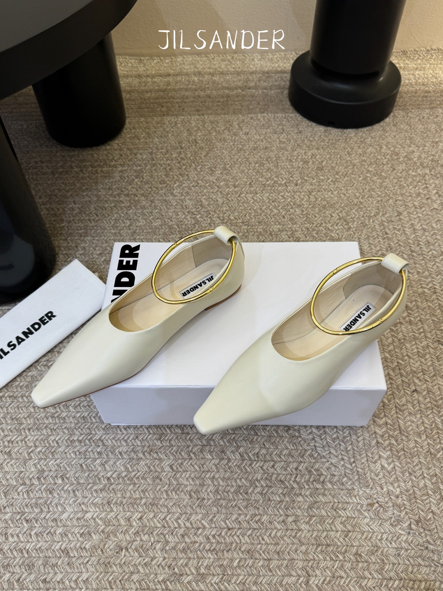 Jil sande* 𝟐𝟔𝐀𝐖新品 金属环单鞋｜极简美学的日常平衡 将极简主义注入尖头鞋的优雅基因 细腻