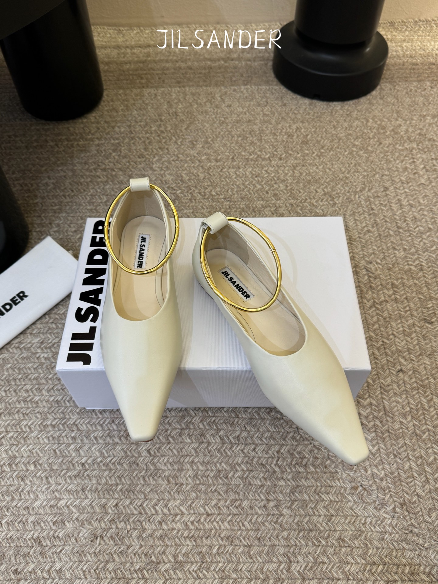 Jil sande* 𝟐𝟔𝐀𝐖新品 金属环单鞋｜极简美学的日常平衡 将极简主义注入尖头鞋的优雅基因 细腻