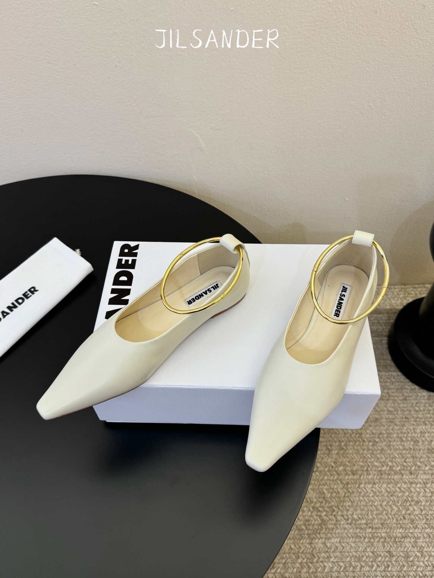 Jil sande* 𝟐𝟔𝐀𝐖新品 金属环单鞋｜极简美学的日常平衡 将极简主义注入尖头鞋的优雅基因 细腻