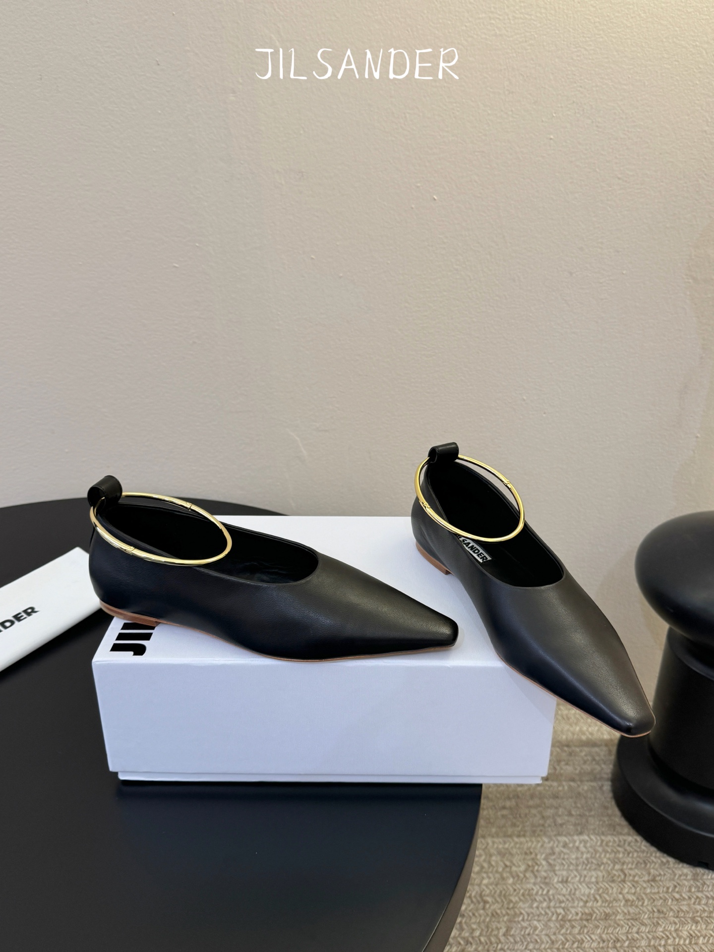 Jil sande* 𝟐𝟔𝐀𝐖新品 金属环单鞋｜极简美学的日常平衡 将极简主义注入尖头鞋的优雅基因 细腻