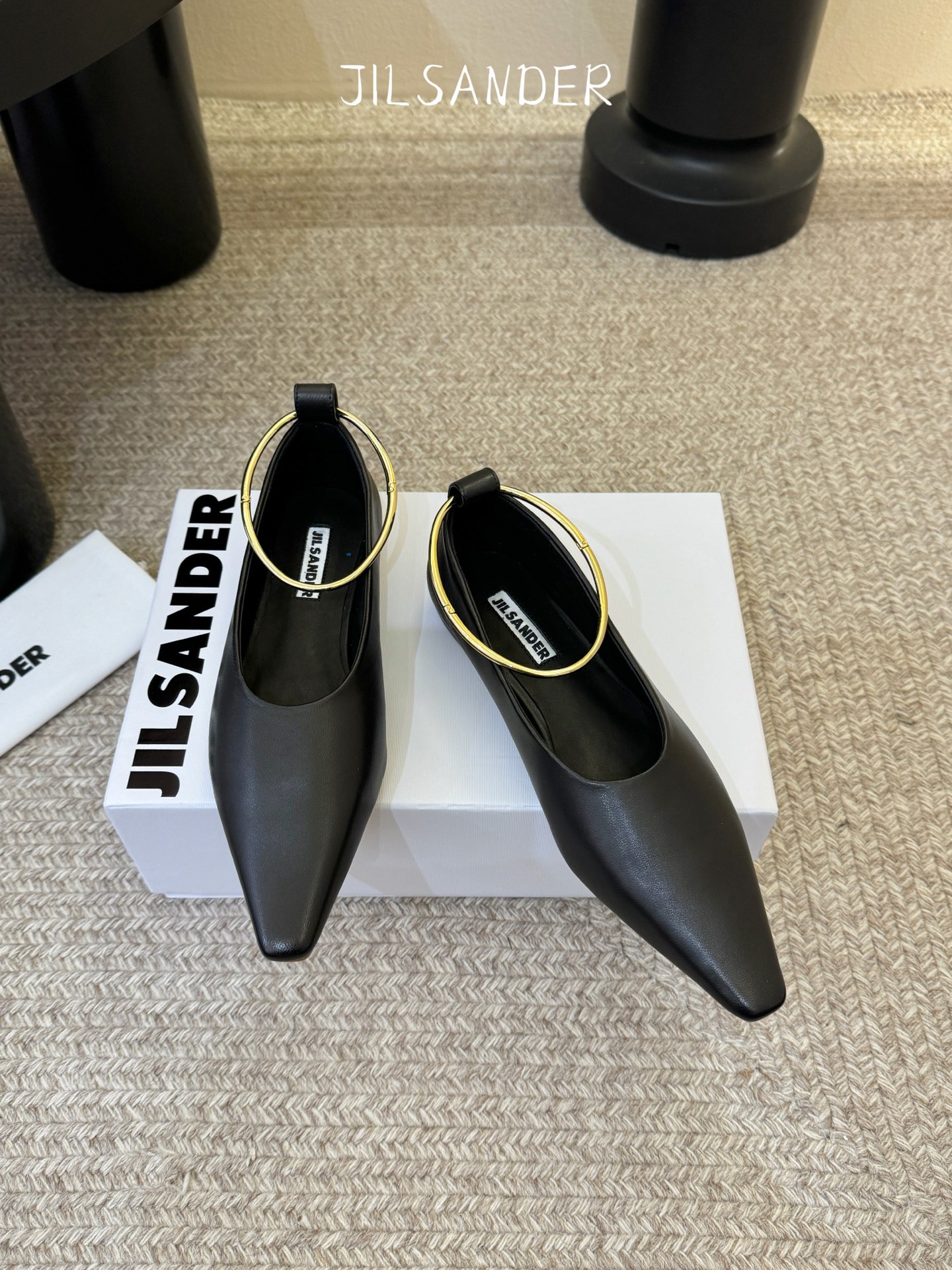 Jil sande* 𝟐𝟔𝐀𝐖新品 金属环单鞋｜极简美学的日常平衡 将极简主义注入尖头鞋的优雅基因 细腻