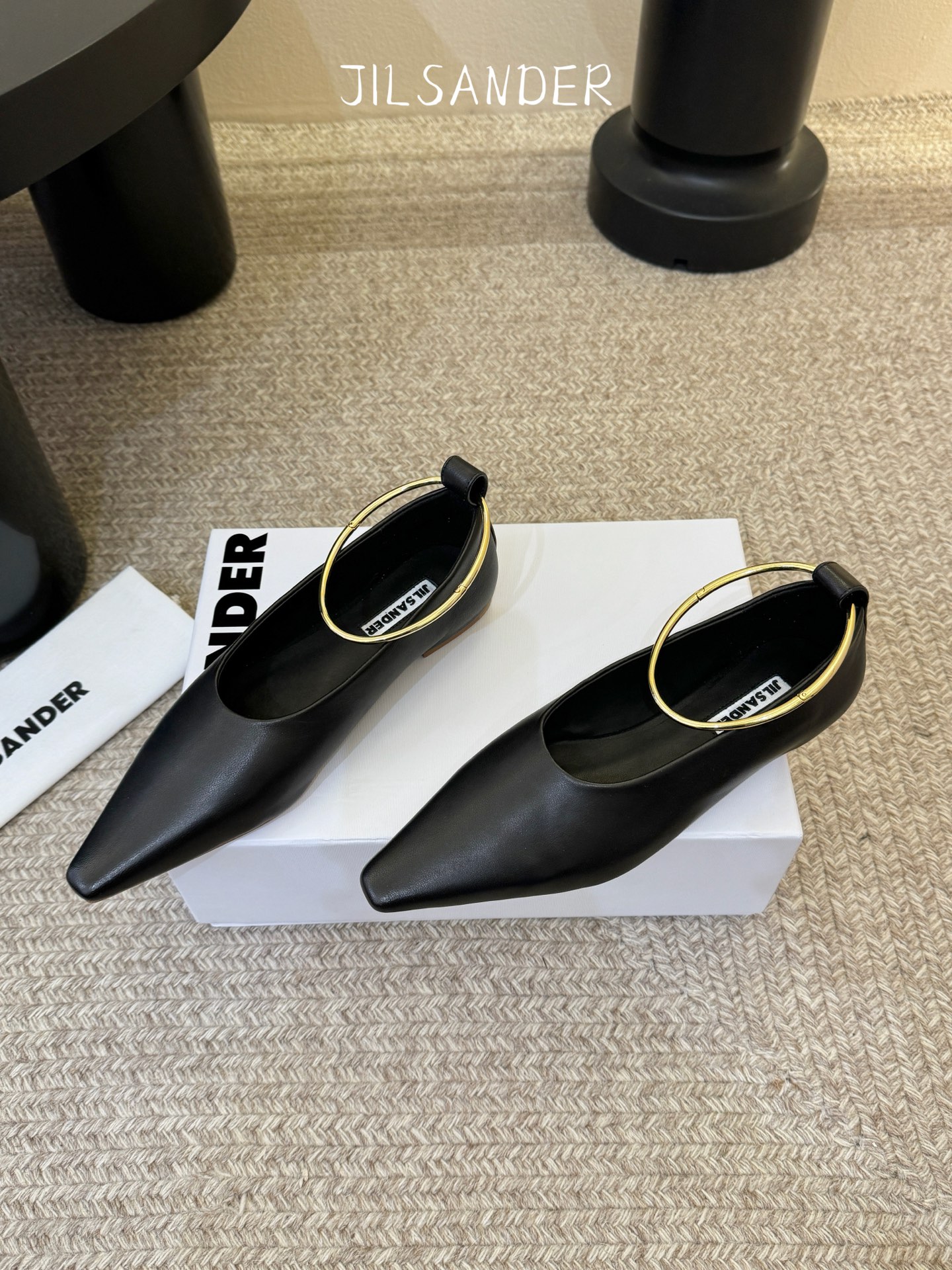Jil sande* 𝟐𝟔𝐀𝐖新品 金属环单鞋｜极简美学的日常平衡 将极简主义注入尖头鞋的优雅基因 细腻