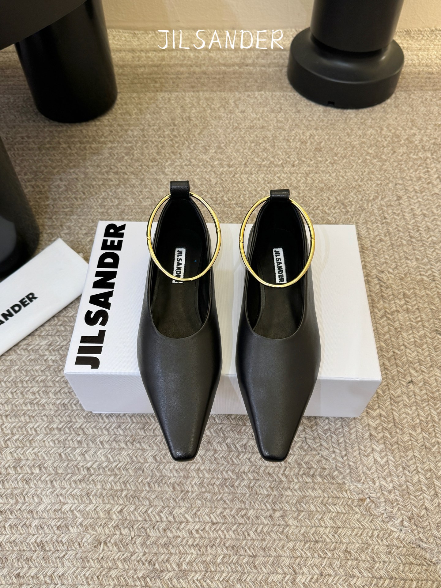 Jil sande* 𝟐𝟔𝐀𝐖新品 金属环单鞋｜极简美学的日常平衡 将极简主义注入尖头鞋的优雅基因 细腻