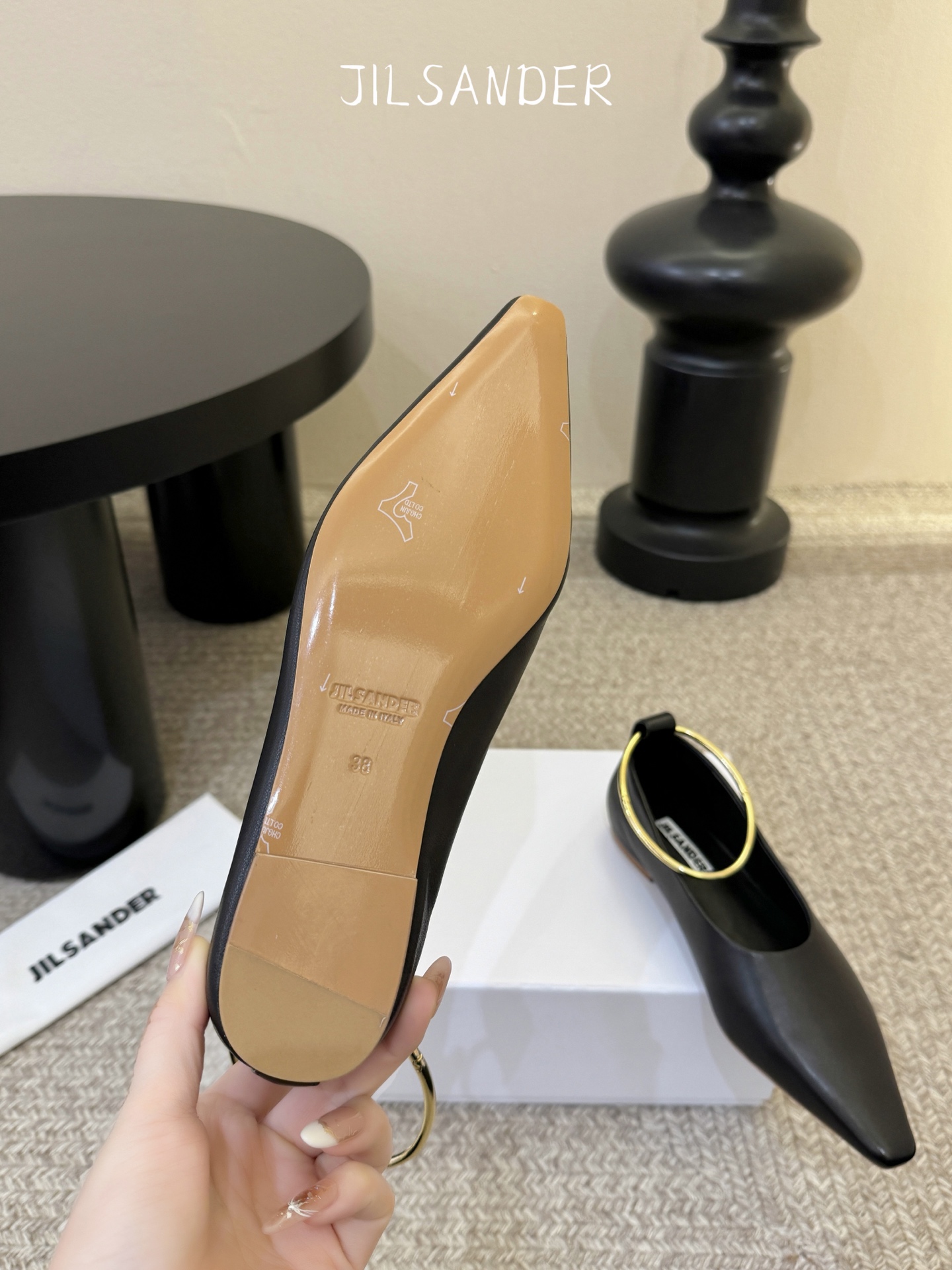 Jil sande* 𝟐𝟔𝐀𝐖新品 金属环单鞋｜极简美学的日常平衡 将极简主义注入尖头鞋的优雅基因 细腻
