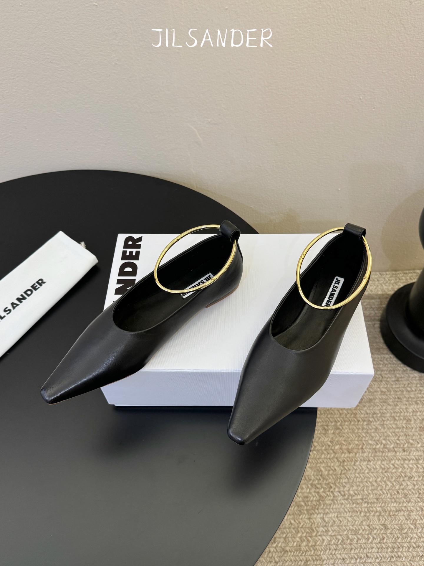 Jil sande* 𝟐𝟔𝐀𝐖新品 金属环单鞋｜极简美学的日常平衡 将极简主义注入尖头鞋的优雅基因 细腻