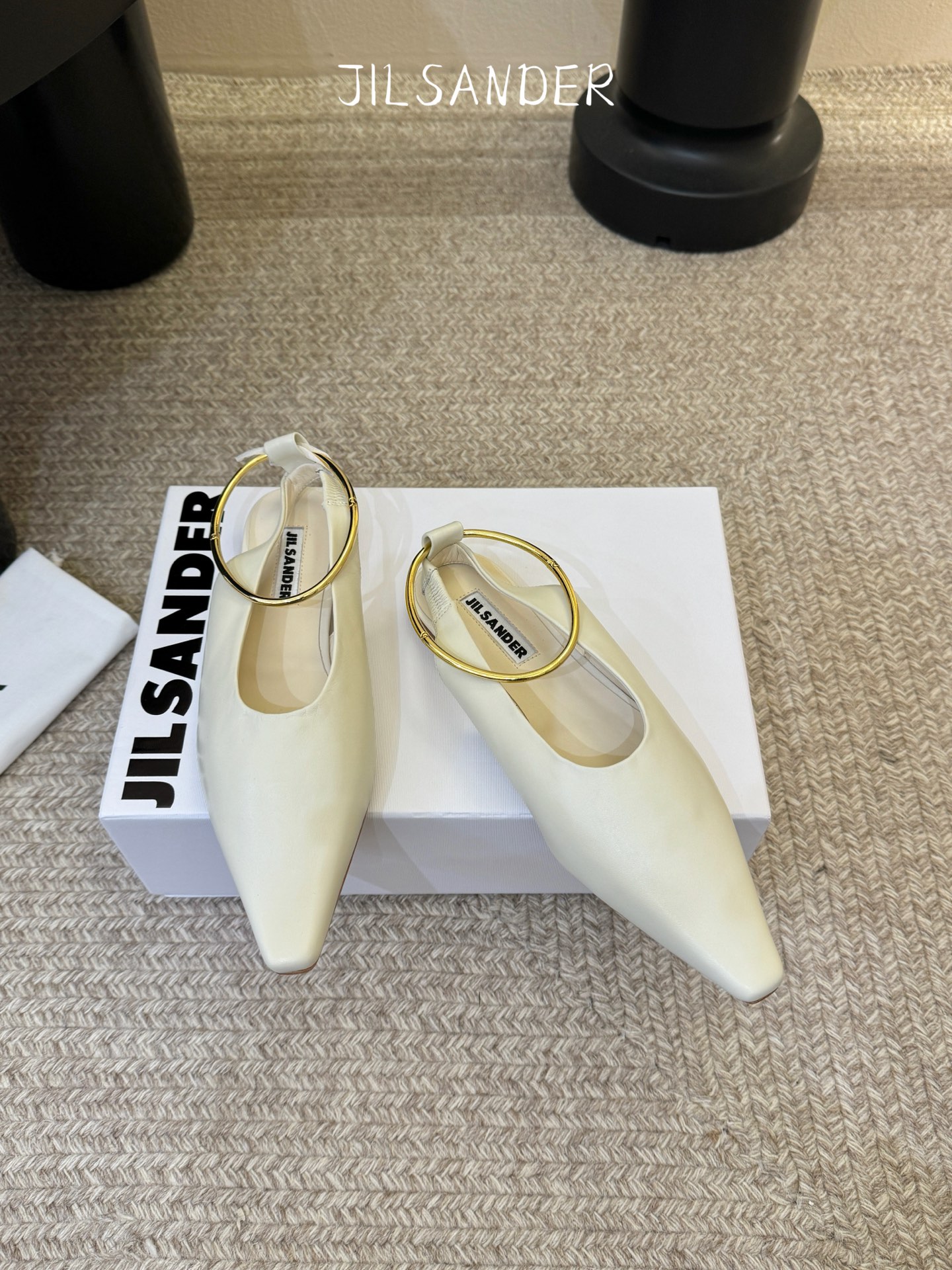 Jil sande* 𝟐𝟔𝐀𝐖新品 金属环单鞋｜极简美学的日常平衡 将极简主义注入尖头鞋的优雅基因 细腻