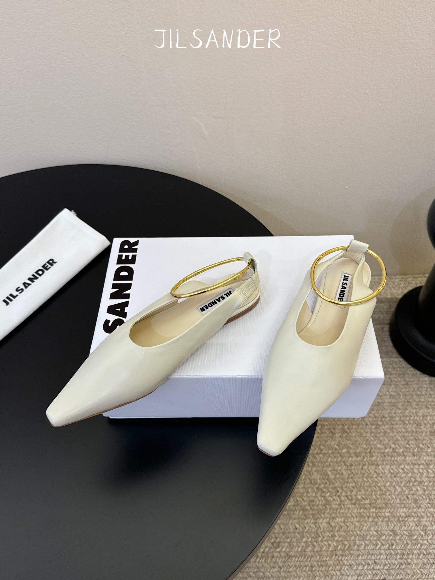 Jil sande* 𝟐𝟔𝐀𝐖新品 金属环单鞋｜极简美学的日常平衡 将极简主义注入尖头鞋的优雅基因 细腻