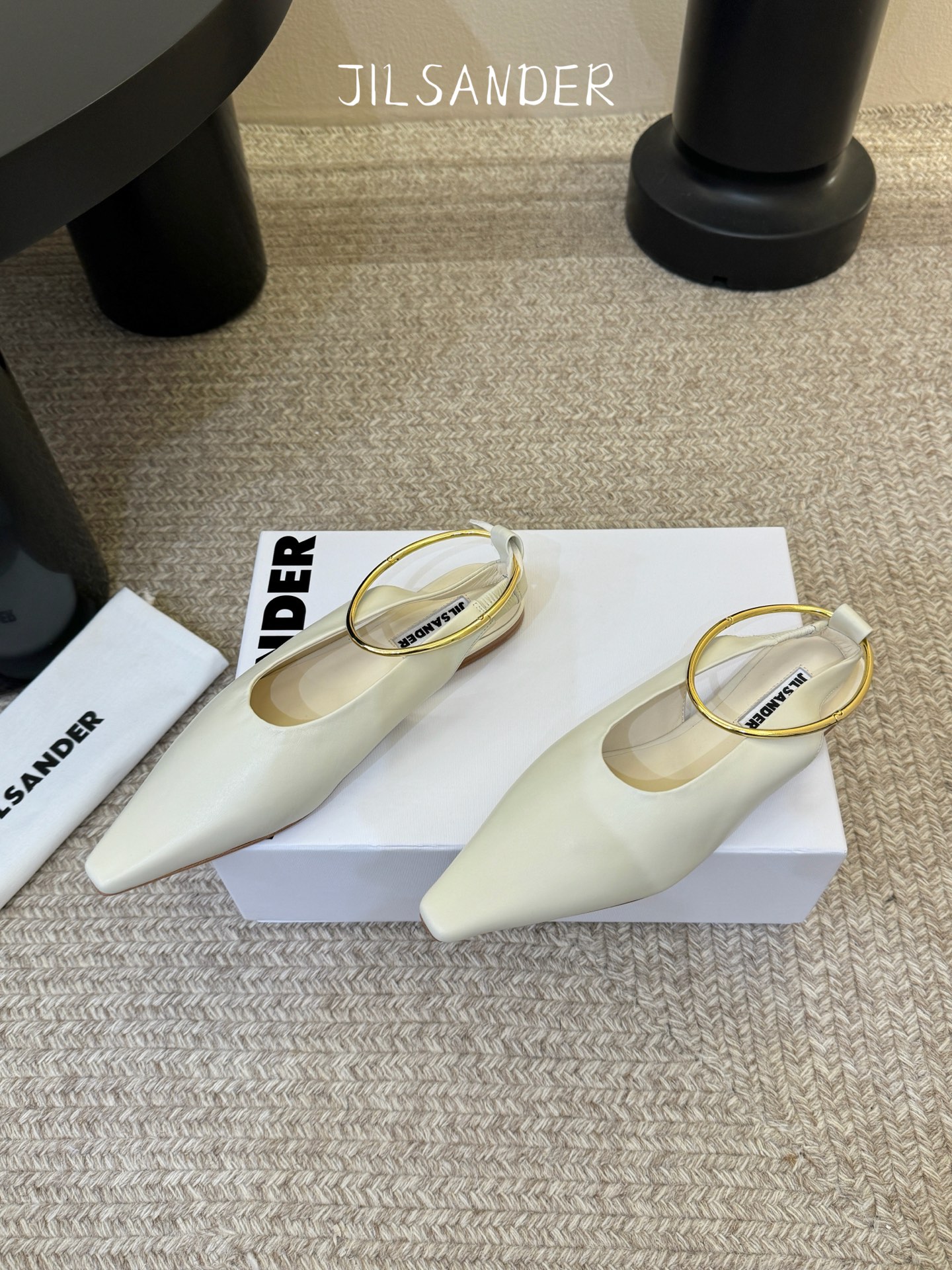 Jil sande* 𝟐𝟔𝐀𝐖新品 金属环单鞋｜极简美学的日常平衡 将极简主义注入尖头鞋的优雅基因 细腻