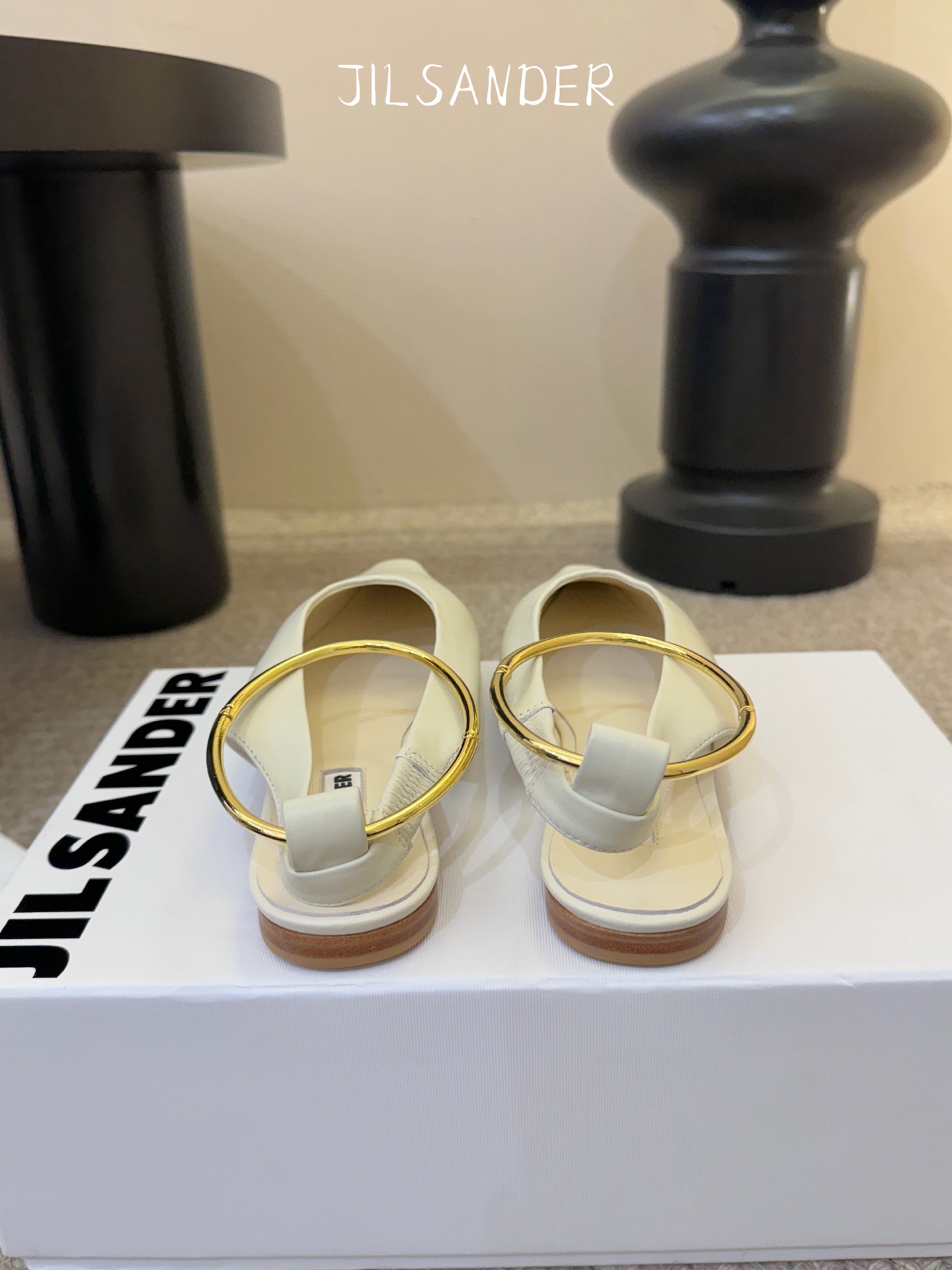 Jil sande* 𝟐𝟔𝐀𝐖新品 金属环单鞋｜极简美学的日常平衡 将极简主义注入尖头鞋的优雅基因 细腻