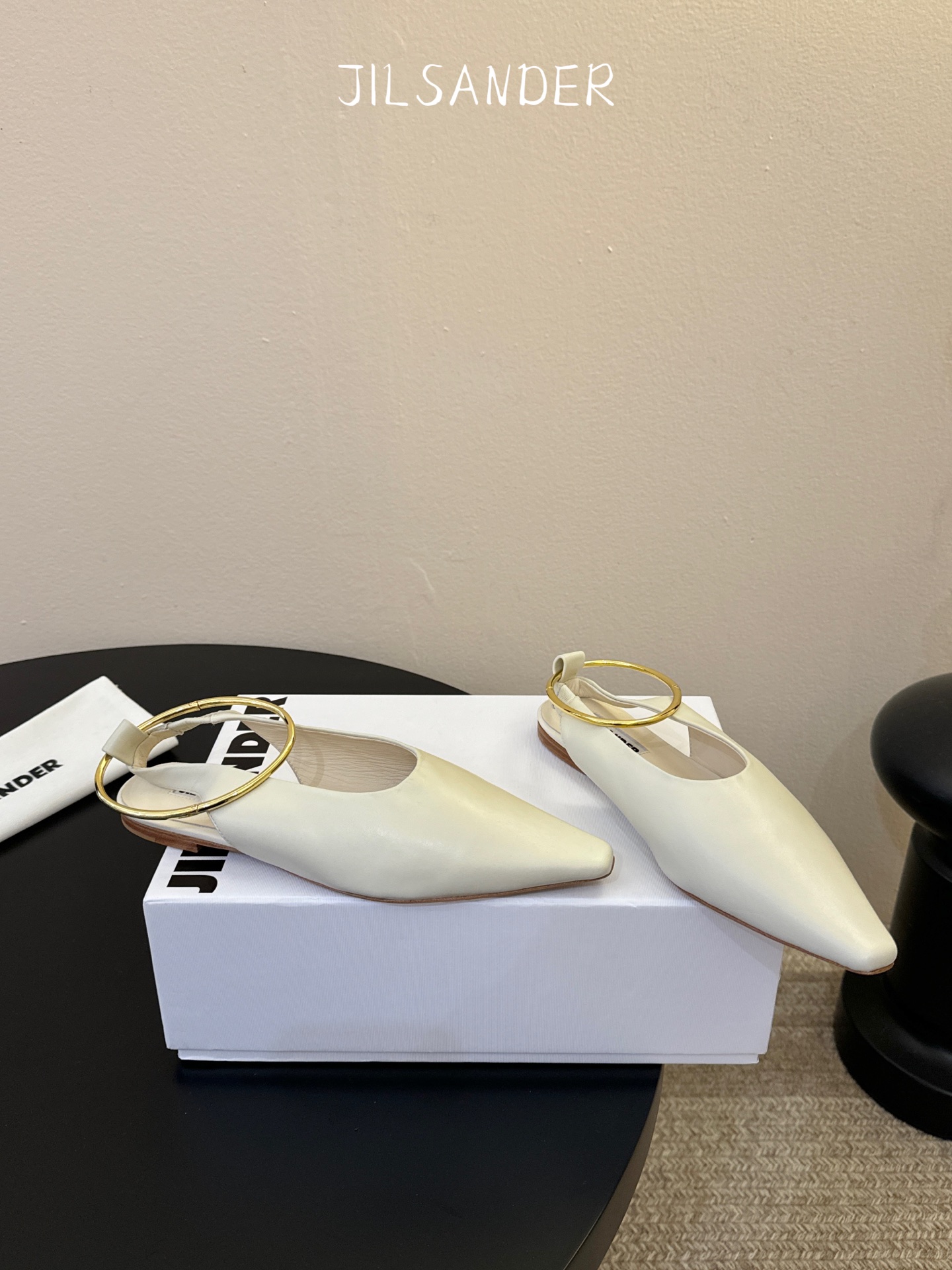 Jil sande* 𝟐𝟔𝐀𝐖新品 金属环单鞋｜极简美学的日常平衡 将极简主义注入尖头鞋的优雅基因 细腻
